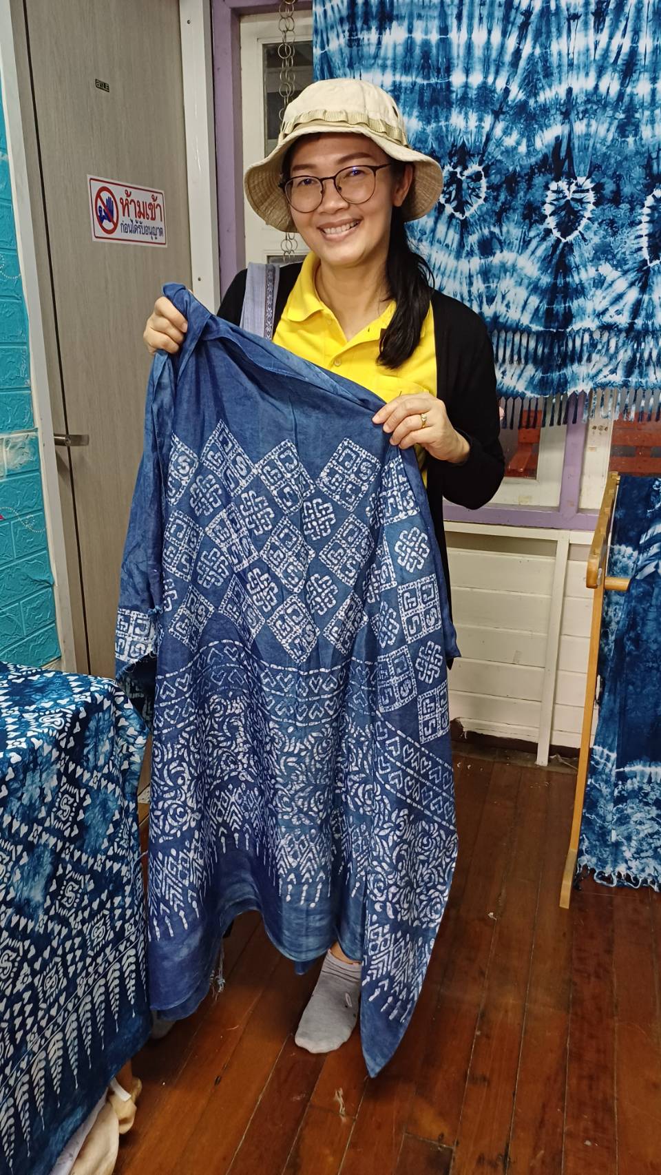 พช.ปากเกร็ด ติดตามการดำเนินงานผู้ประกอบการ OTOP เกาะเกร็ด ผ้าบาติกและผ้ามัดย้อมสีธรรมชาติ