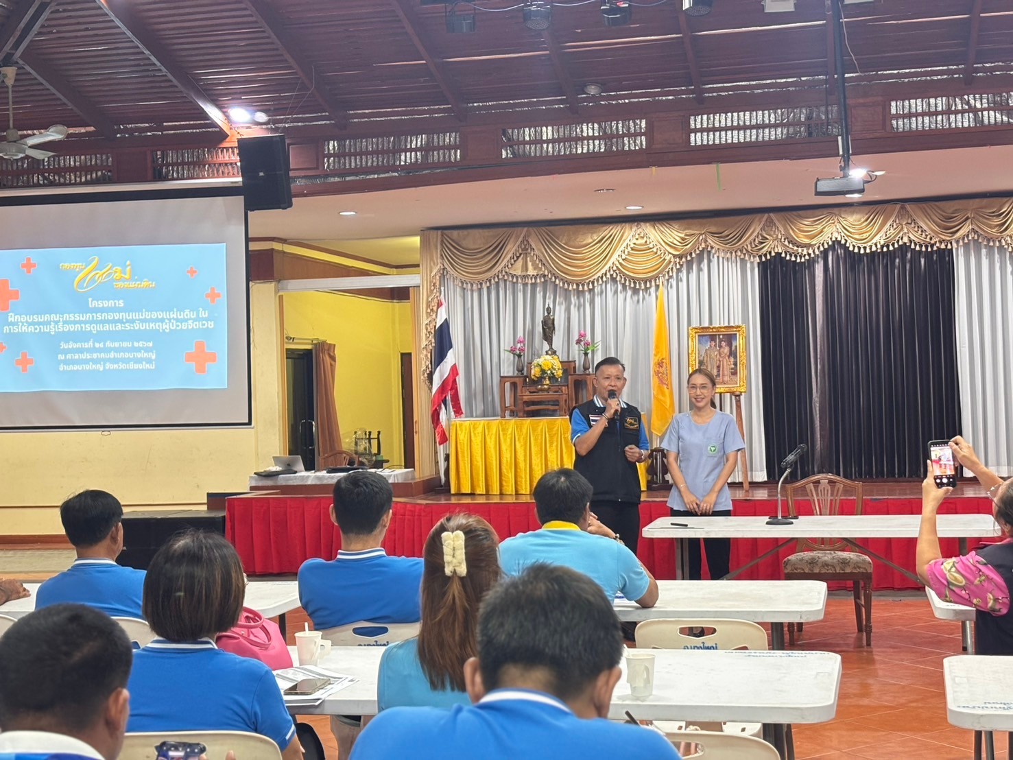 พช.บางใหญ่ร่วมกับเครือข่ายกองทุนแม่ของแผ่นดินอำเภอบางใหญ่ดำเนินโครงการฝึกอบรมคณะกรรมการกองทุนแม่ของแผ่นดินในการให้ความรู้เรื่องการดูแลและระงับเหตุผู้ป่วยจิตเวช