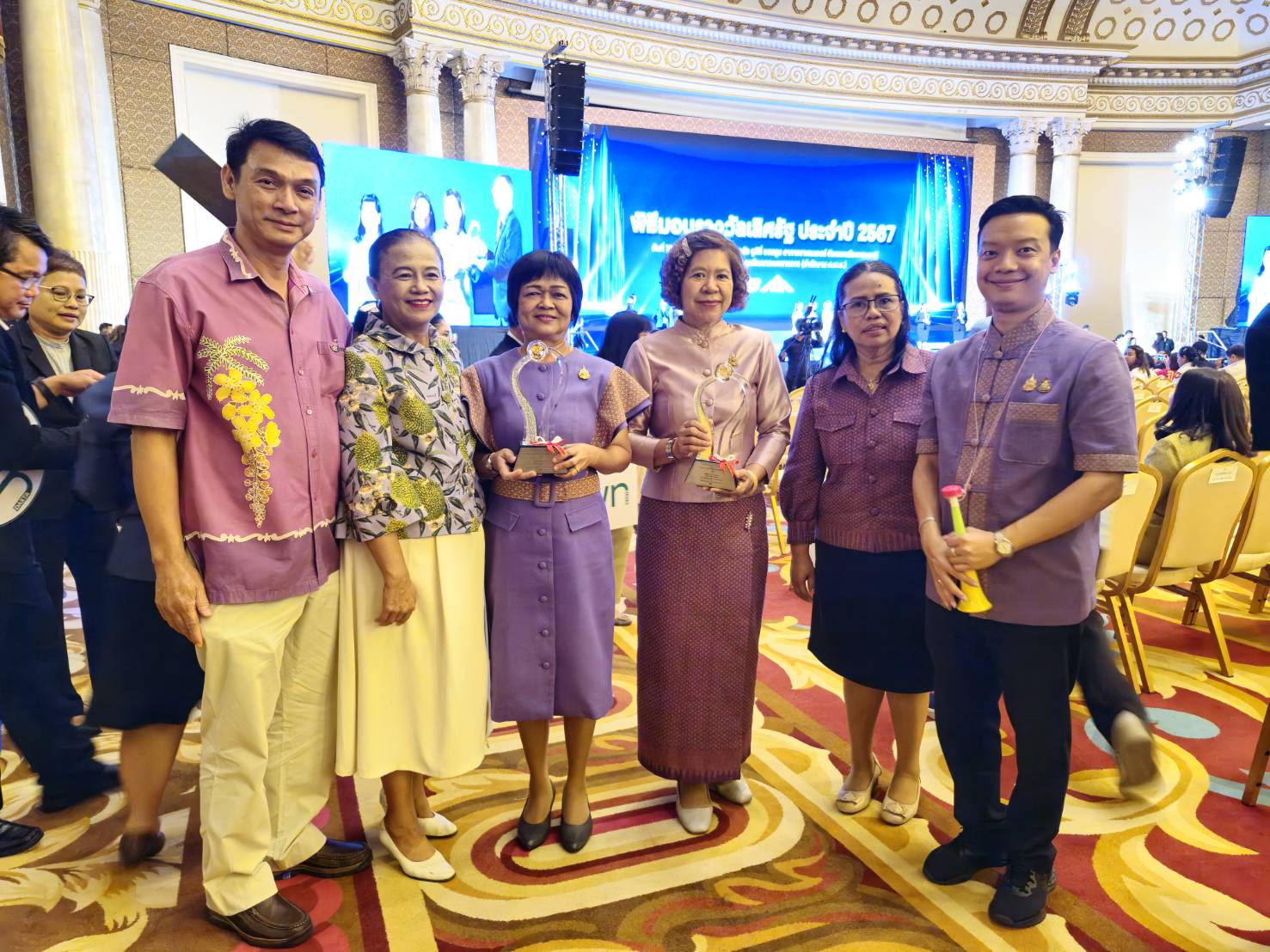 “กลุ่มทอผ้ารวมใจรักษ์มหาสวัสดิ์” รับรางวัลเลิศรัฐ สาขาการบริหารราชการแบบมีส่วนร่วม ประจำปี ๒๕๖๗ ประเภท สัมฤทธิ์ผลประชาชนมีส่วนร่วม