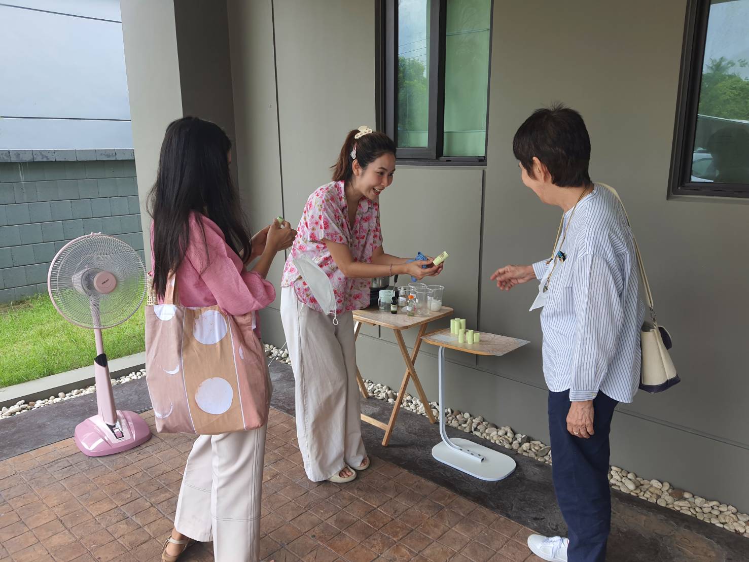 การตรวจเยี่ยมสถานที่ผลิตสินค้าและผลิตภัณฑ์ OTOP ประเภทสมุนไพรไม่ใช่อาหาร