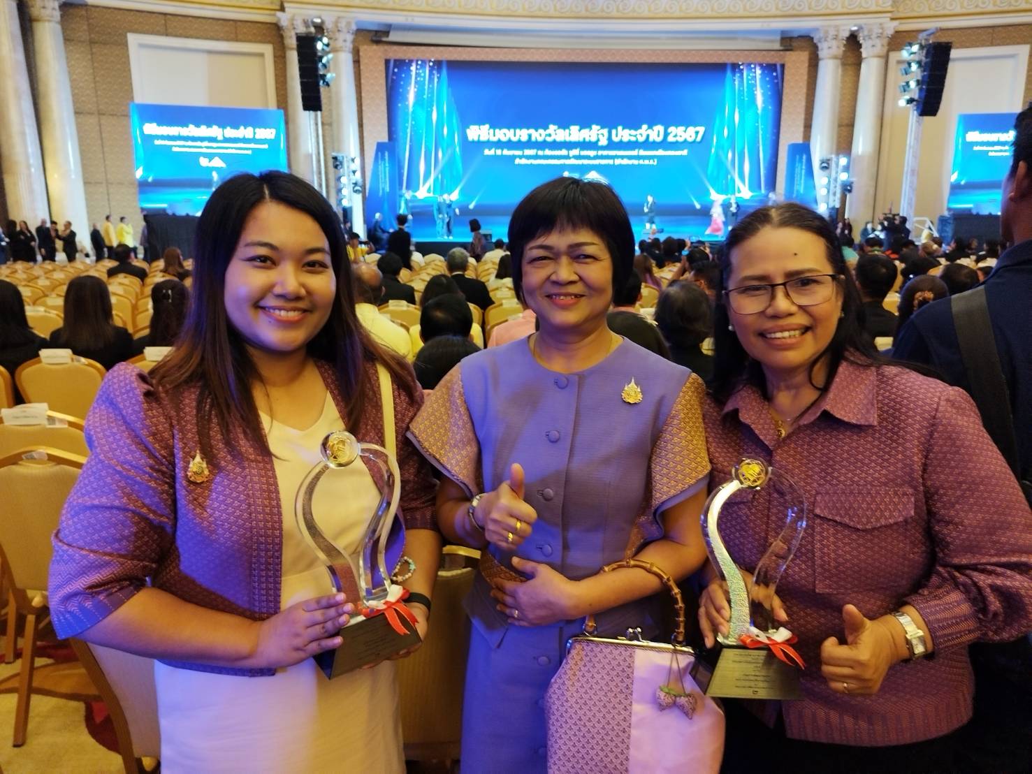 “กลุ่มทอผ้ารวมใจรักษ์มหาสวัสดิ์” รับรางวัลเลิศรัฐ สาขาการบริหารราชการแบบมีส่วนร่วม ประจำปี ๒๕๖๗ ประเภท สัมฤทธิ์ผลประชาชนมีส่วนร่วม