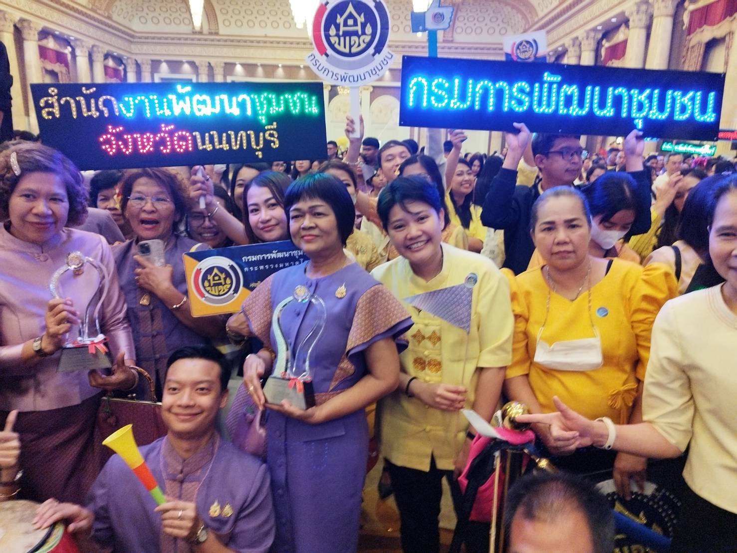 “กลุ่มทอผ้ารวมใจรักษ์มหาสวัสดิ์” รับรางวัลเลิศรัฐ สาขาการบริหารราชการแบบมีส่วนร่วม ประจำปี ๒๕๖๗ ประเภท สัมฤทธิ์ผลประชาชนมีส่วนร่วม