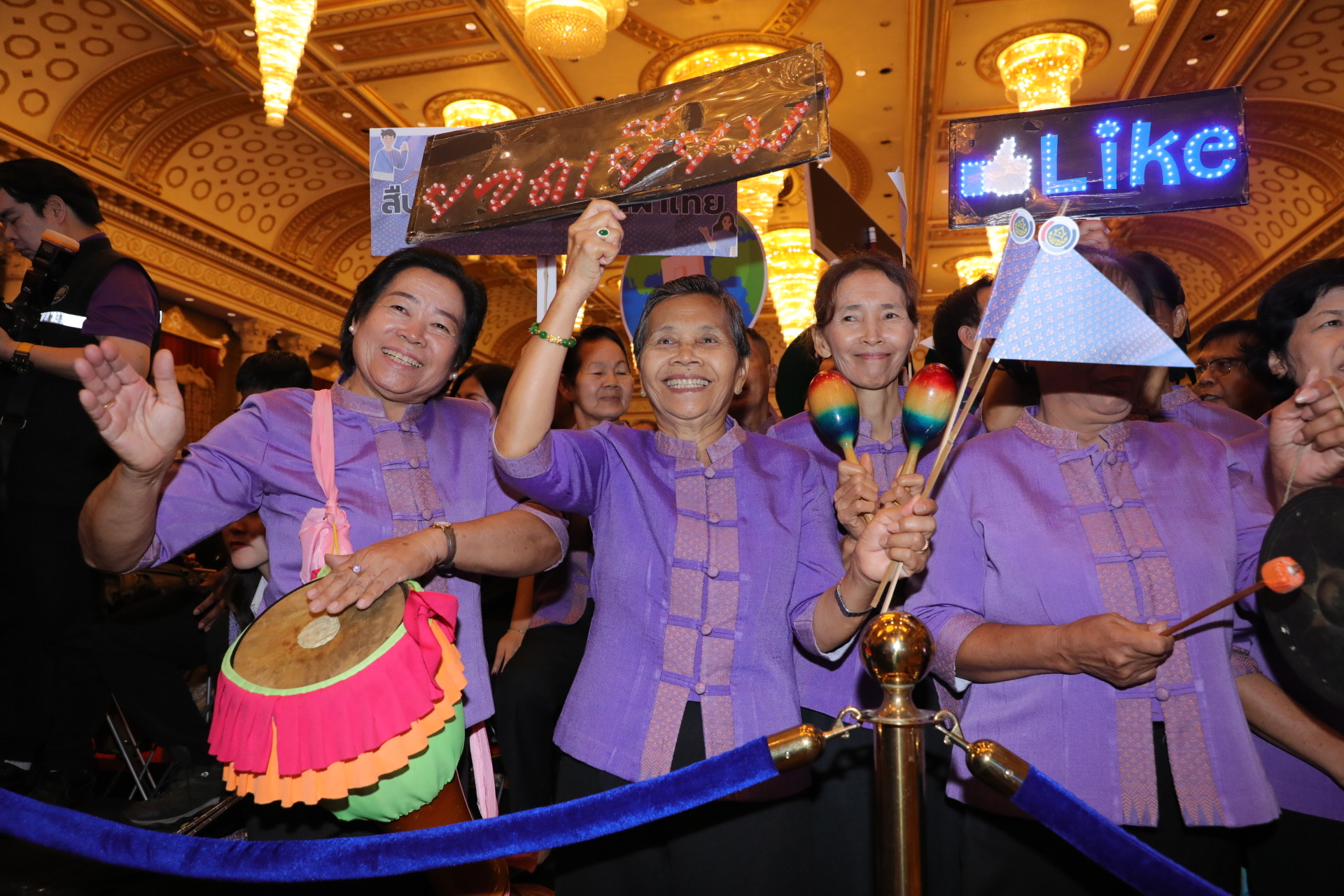 “กลุ่มทอผ้ารวมใจรักษ์มหาสวัสดิ์” รับรางวัลเลิศรัฐ สาขาการบริหารราชการแบบมีส่วนร่วม ประจำปี ๒๕๖๗ ประเภท สัมฤทธิ์ผลประชาชนมีส่วนร่วม