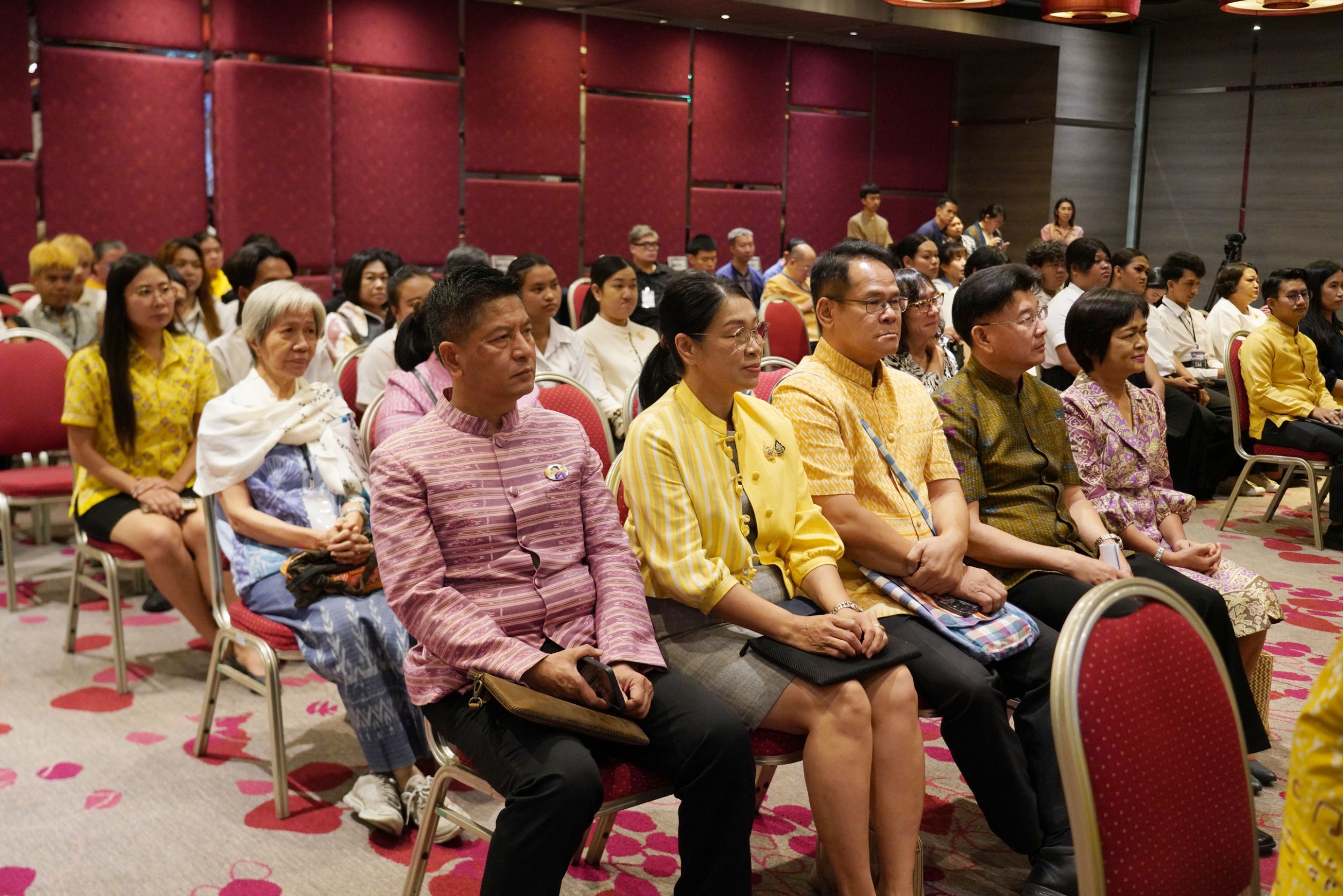 พช.นนทบุรี ร่วมการประกวด New Gen Young Designer 2024 นักออกแบบผ้าไทยใส่ให้สนุกรุ่นใหม่ รังสรรค์การออกแบบตัดเย็บผืนผ้าไทยให้มีความสวยงาม ทันสมัย สู่สากล