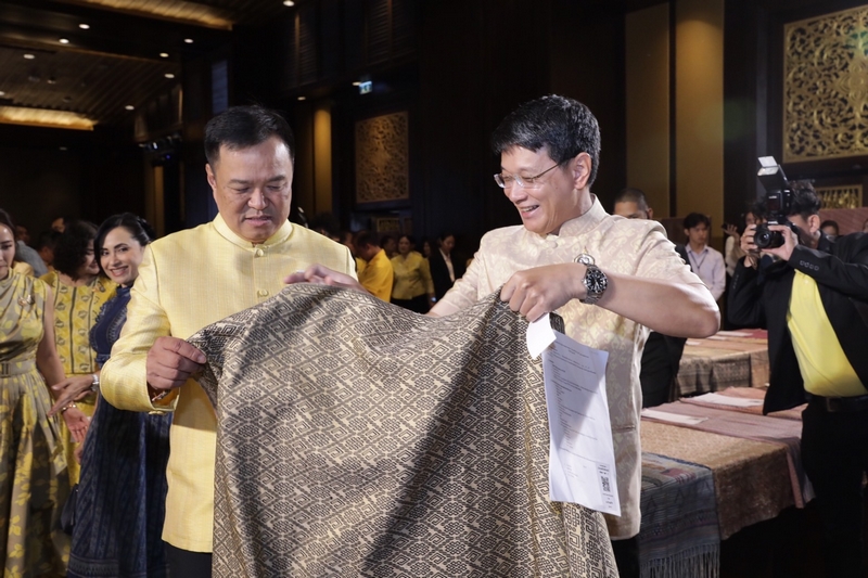 สำนักงานพัฒนาชุมชนจังหวัดนนทบุรี ร่วมงานการประกวดผ้าลายพระราชทาน“ผ้าลายสิริวชิราภรณ์” และงานหัตถกรรม ตามโครงการส่งเสริมภูมิปัญญาและพัฒนาศักยภาพผ้าไทยและงานหัตถกรรม