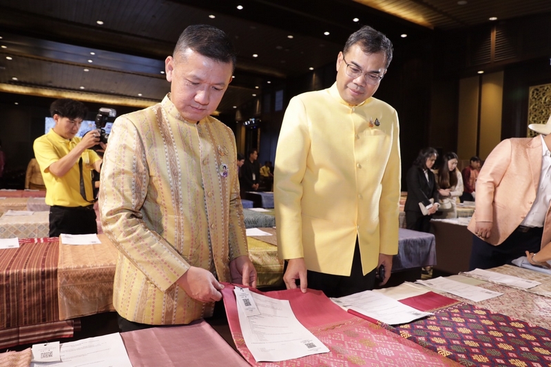 สำนักงานพัฒนาชุมชนจังหวัดนนทบุรี ร่วมงานการประกวดผ้าลายพระราชทาน“ผ้าลายสิริวชิราภรณ์” และงานหัตถกรรม ตามโครงการส่งเสริมภูมิปัญญาและพัฒนาศักยภาพผ้าไทยและงานหัตถกรรม