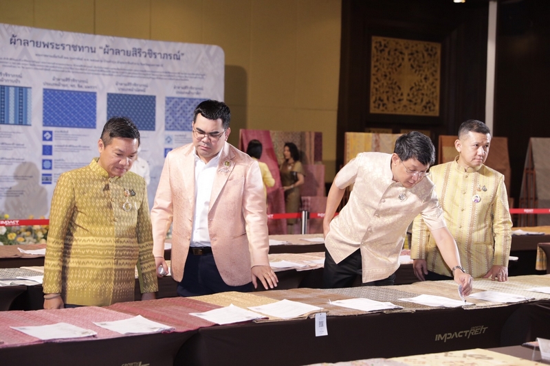 สำนักงานพัฒนาชุมชนจังหวัดนนทบุรี ร่วมงานการประกวดผ้าลายพระราชทาน“ผ้าลายสิริวชิราภรณ์” และงานหัตถกรรม ตามโครงการส่งเสริมภูมิปัญญาและพัฒนาศักยภาพผ้าไทยและงานหัตถกรรม
