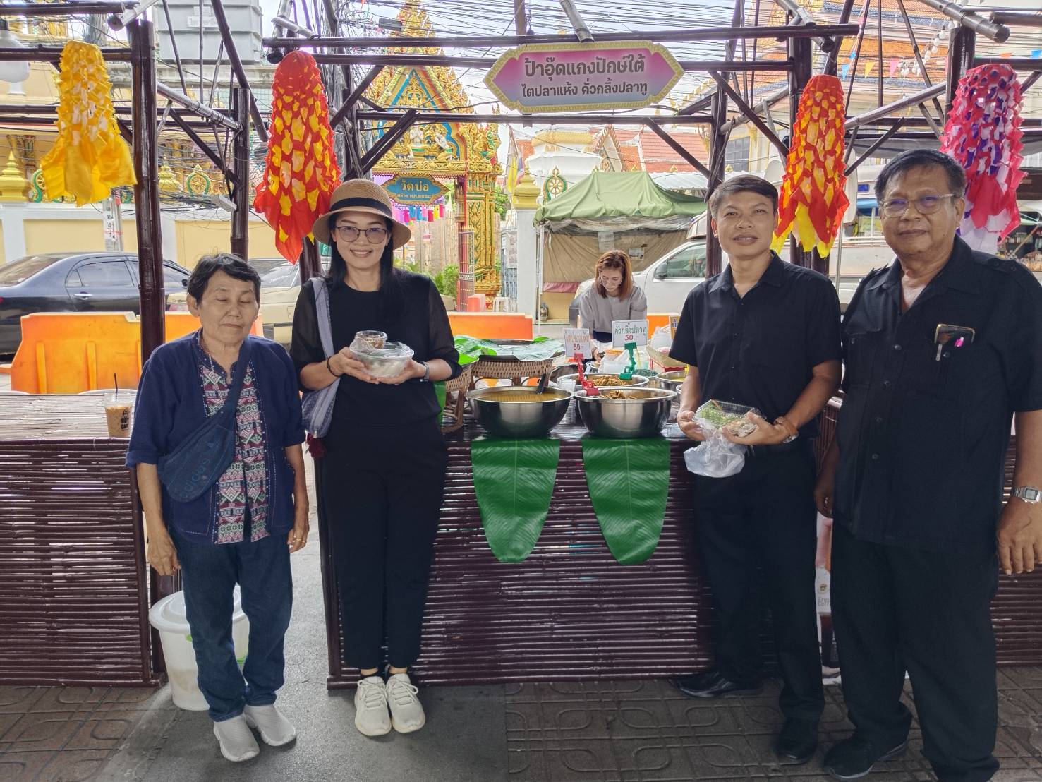 พช.ปากเกร็ดตรวจเยี่ยมผู้ประกอบการ OTOP เข้าร่วมออกบูธในงานประเพณีตักบาตรพระสงฆ์ทางเรือประจำปี2567