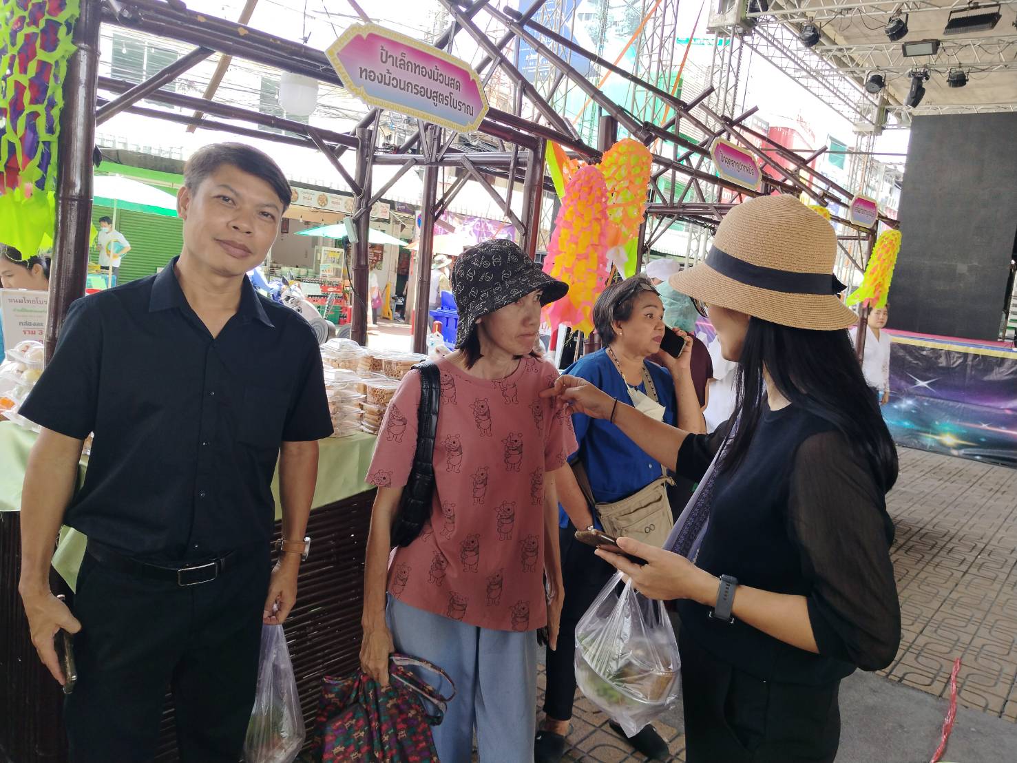 พช.ปากเกร็ดตรวจเยี่ยมผู้ประกอบการ OTOP เข้าร่วมออกบูธในงานประเพณีตักบาตรพระสงฆ์ทางเรือประจำปี2567