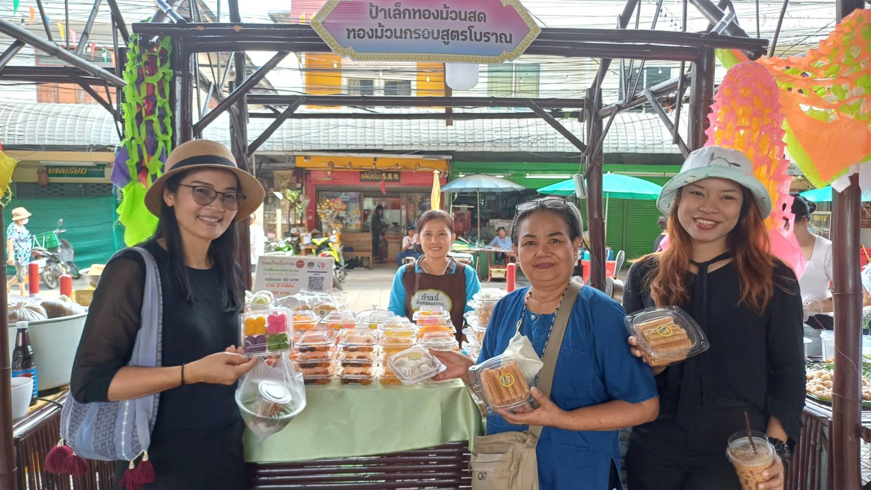 พช.ปากเกร็ดตรวจเยี่ยมผู้ประกอบการ OTOP เข้าร่วมออกบูธในงานประเพณีตักบาตรพระสงฆ์ทางเรือประจำปี2567