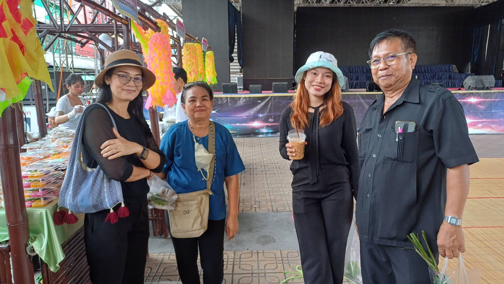 พช.ปากเกร็ดตรวจเยี่ยมผู้ประกอบการ OTOP เข้าร่วมออกบูธในงานประเพณีตักบาตรพระสงฆ์ทางเรือประจำปี2567