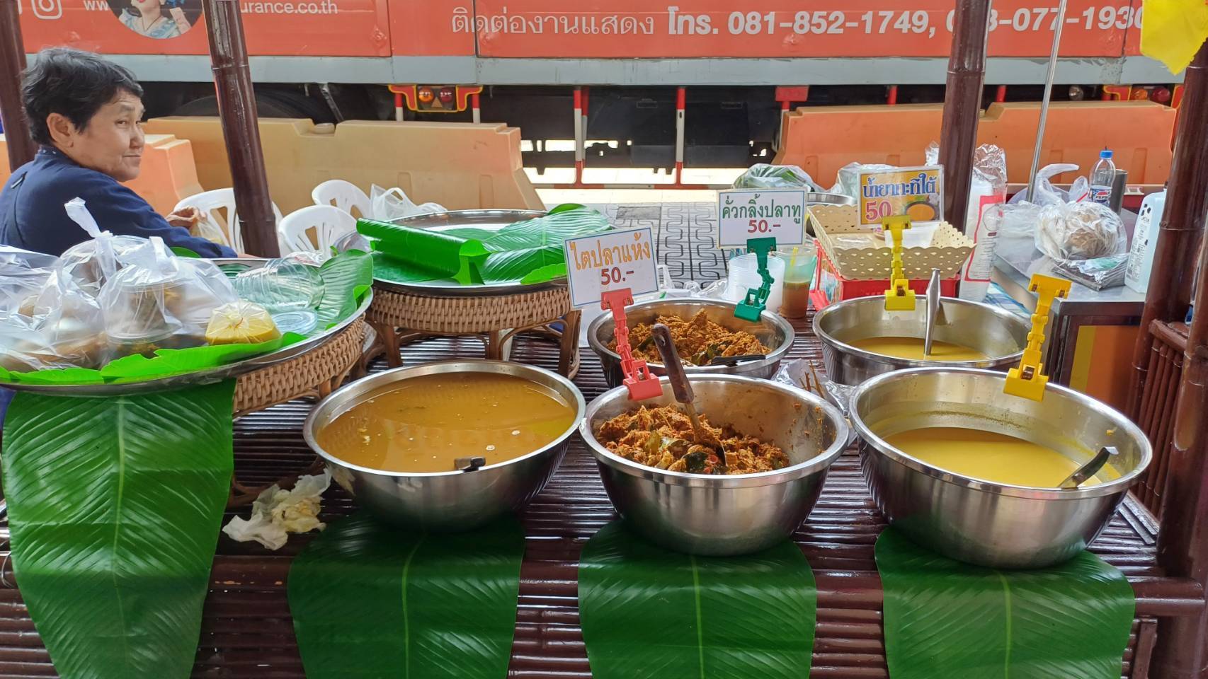 พช.ปากเกร็ดตรวจเยี่ยมผู้ประกอบการ OTOP เข้าร่วมออกบูธในงานประเพณีตักบาตรพระสงฆ์ทางเรือประจำปี2567