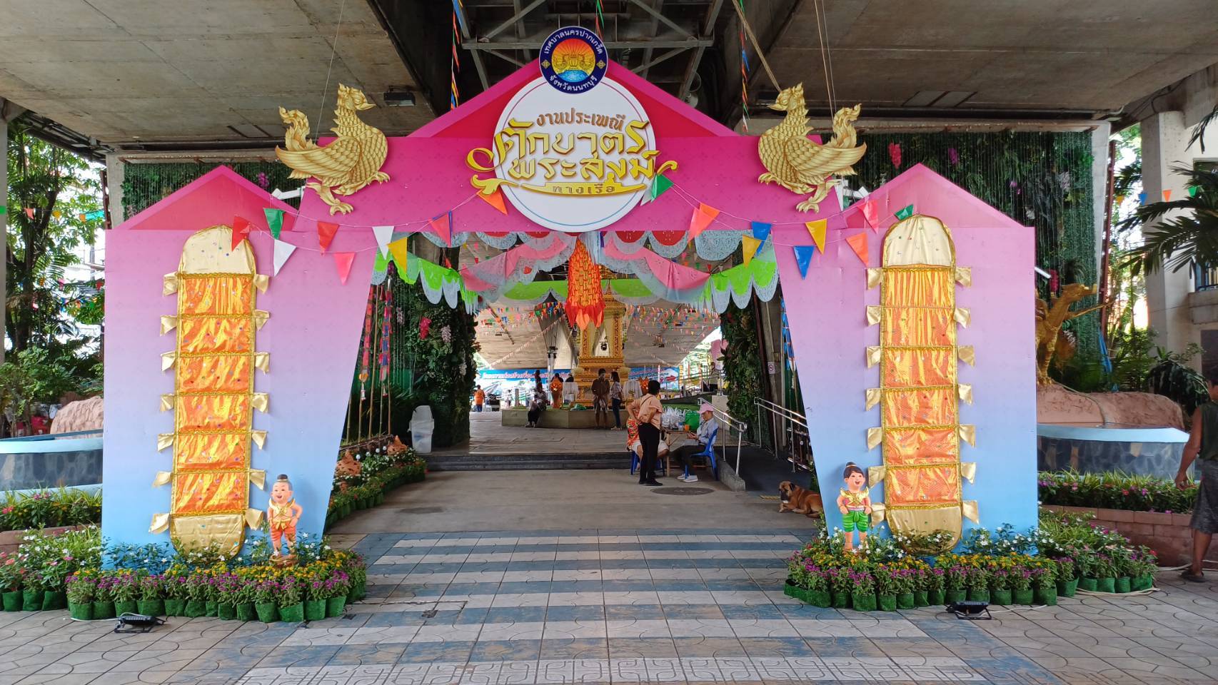 พช.ปากเกร็ดตรวจเยี่ยมผู้ประกอบการ OTOP เข้าร่วมออกบูธในงานประเพณีตักบาตรพระสงฆ์ทางเรือประจำปี2567