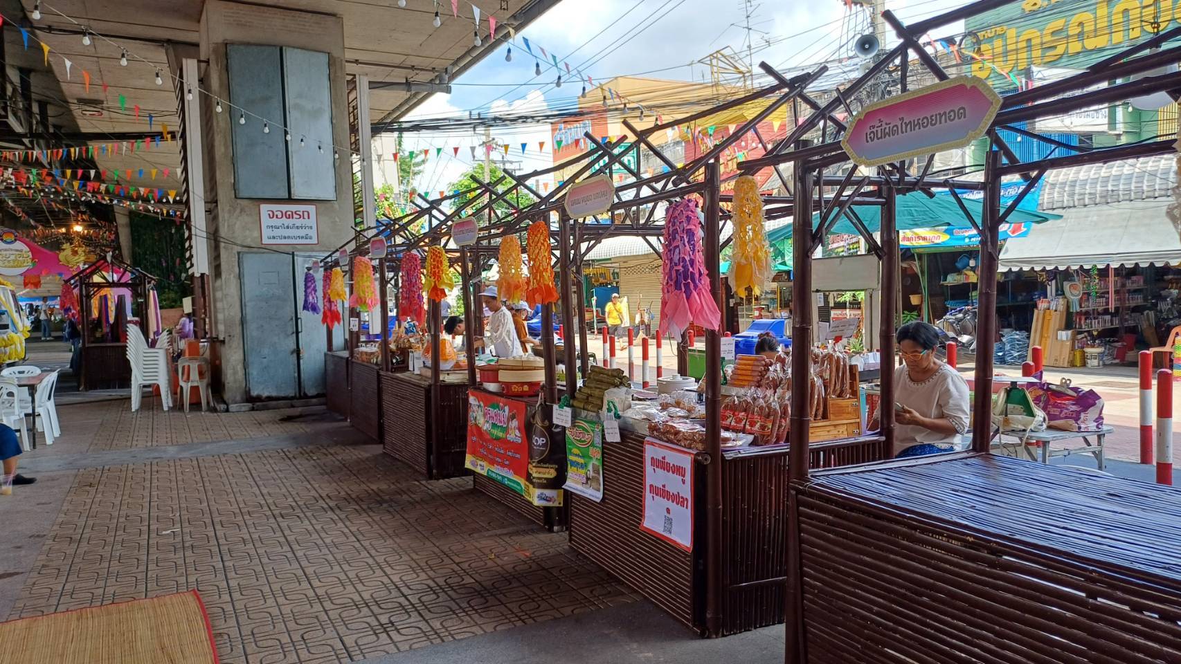 พช.ปากเกร็ดตรวจเยี่ยมผู้ประกอบการ OTOP เข้าร่วมออกบูธในงานประเพณีตักบาตรพระสงฆ์ทางเรือประจำปี2567