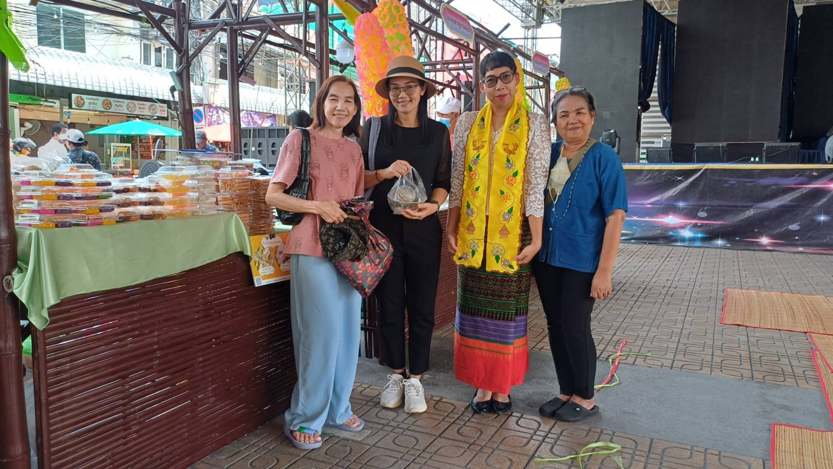 พช.ปากเกร็ดตรวจเยี่ยมผู้ประกอบการ OTOP เข้าร่วมออกบูธในงานประเพณีตักบาตรพระสงฆ์ทางเรือประจำปี2567