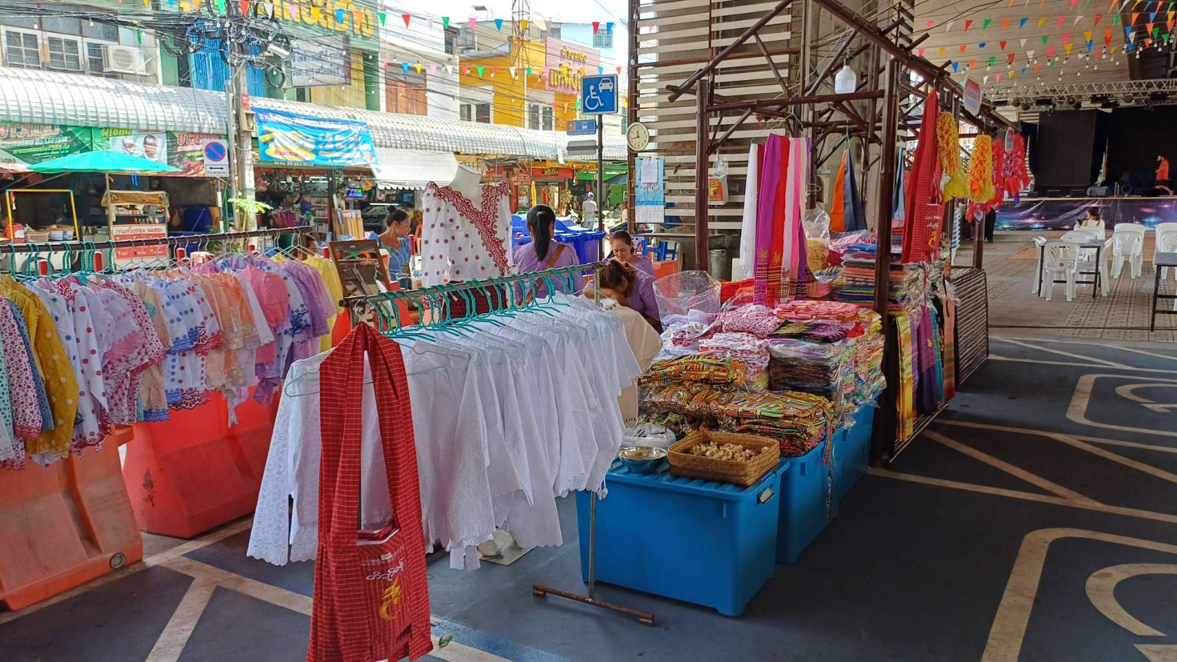 พช.ปากเกร็ดตรวจเยี่ยมผู้ประกอบการ OTOP เข้าร่วมออกบูธในงานประเพณีตักบาตรพระสงฆ์ทางเรือประจำปี2567