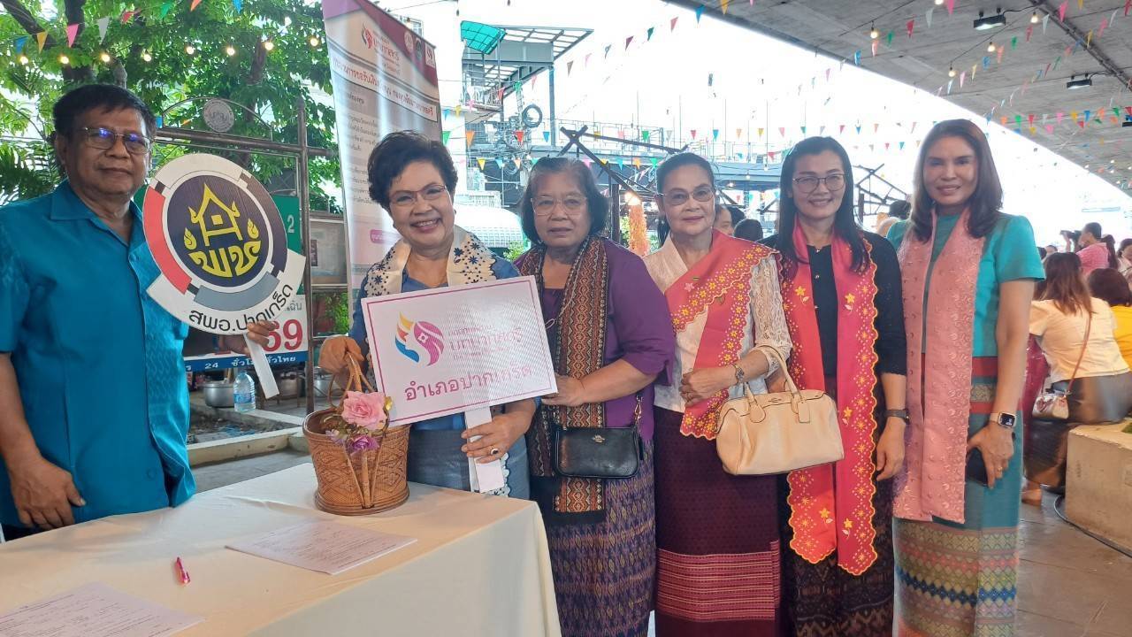 พช.ปากเกร็ด จัดบูทประชาสัมพันธ์กองทุนพัฒนาบทบาทสตรี ในงานประเพณีตักบาตรพระสงฆ์ทางเรือประจำปี2567