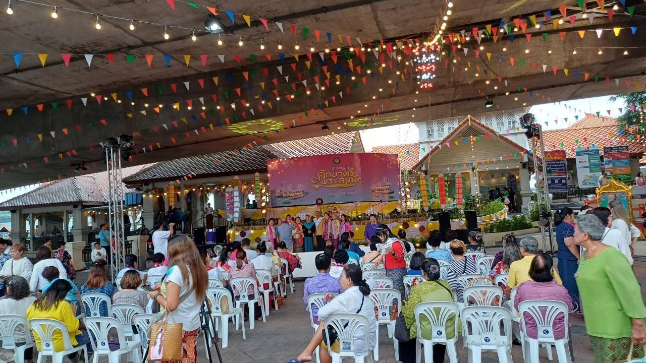 พช.ปากเกร็ด จัดบูทประชาสัมพันธ์กองทุนพัฒนาบทบาทสตรี ในงานประเพณีตักบาตรพระสงฆ์ทางเรือประจำปี2567