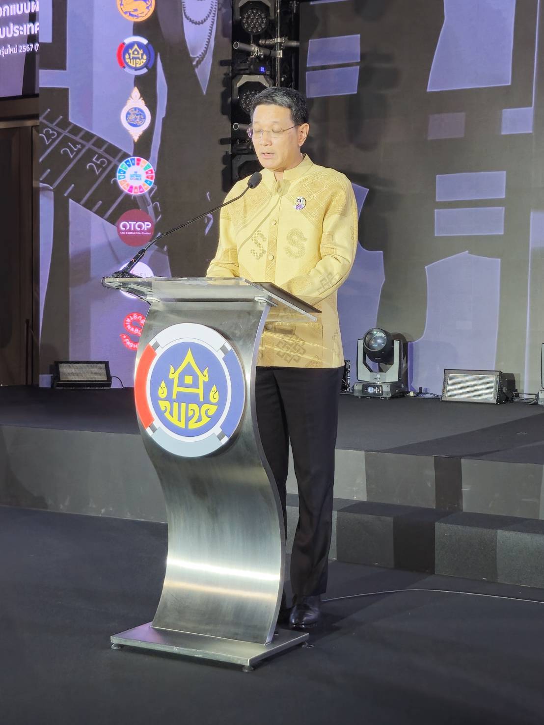 จังหวัดนนทบุรีเข้าร่วมงานแสดงแบบชุดผ้าไทยใส่ให้สนุก