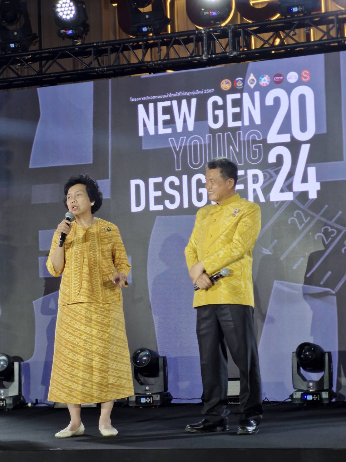 จังหวัดนนทบุรีเข้าร่วมงานแสดงแบบชุดผ้าไทยใส่ให้สนุก