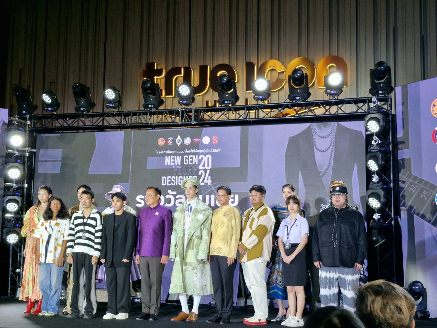 จังหวัดนนทบุรีเข้าร่วมงานแสดงแบบชุดผ้าไทยใส่ให้สนุก