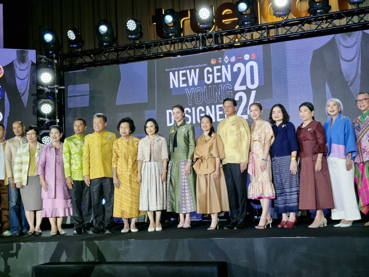 จังหวัดนนทบุรีเข้าร่วมงานแสดงแบบชุดผ้าไทยใส่ให้สนุก