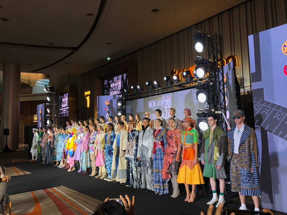 จังหวัดนนทบุรีเข้าร่วมงานแสดงแบบชุดผ้าไทยใส่ให้สนุก