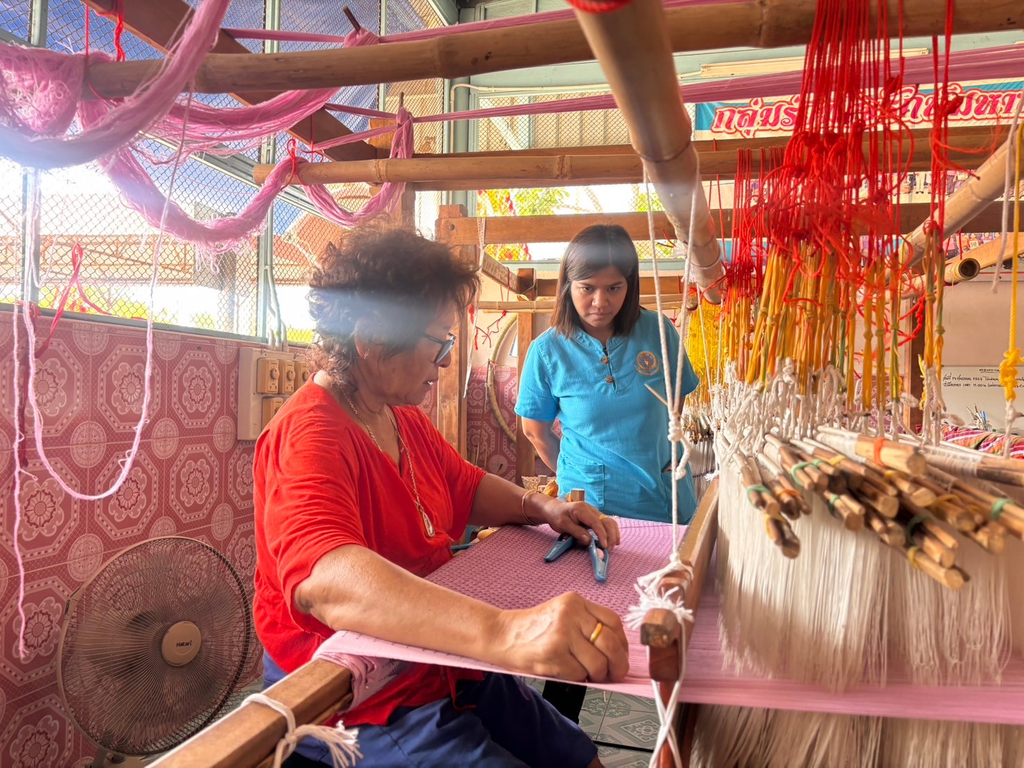 พช.บางกรวย เยี่ยมเยียนศูนย์ทอผ้าจังหวัดนนทบุรี