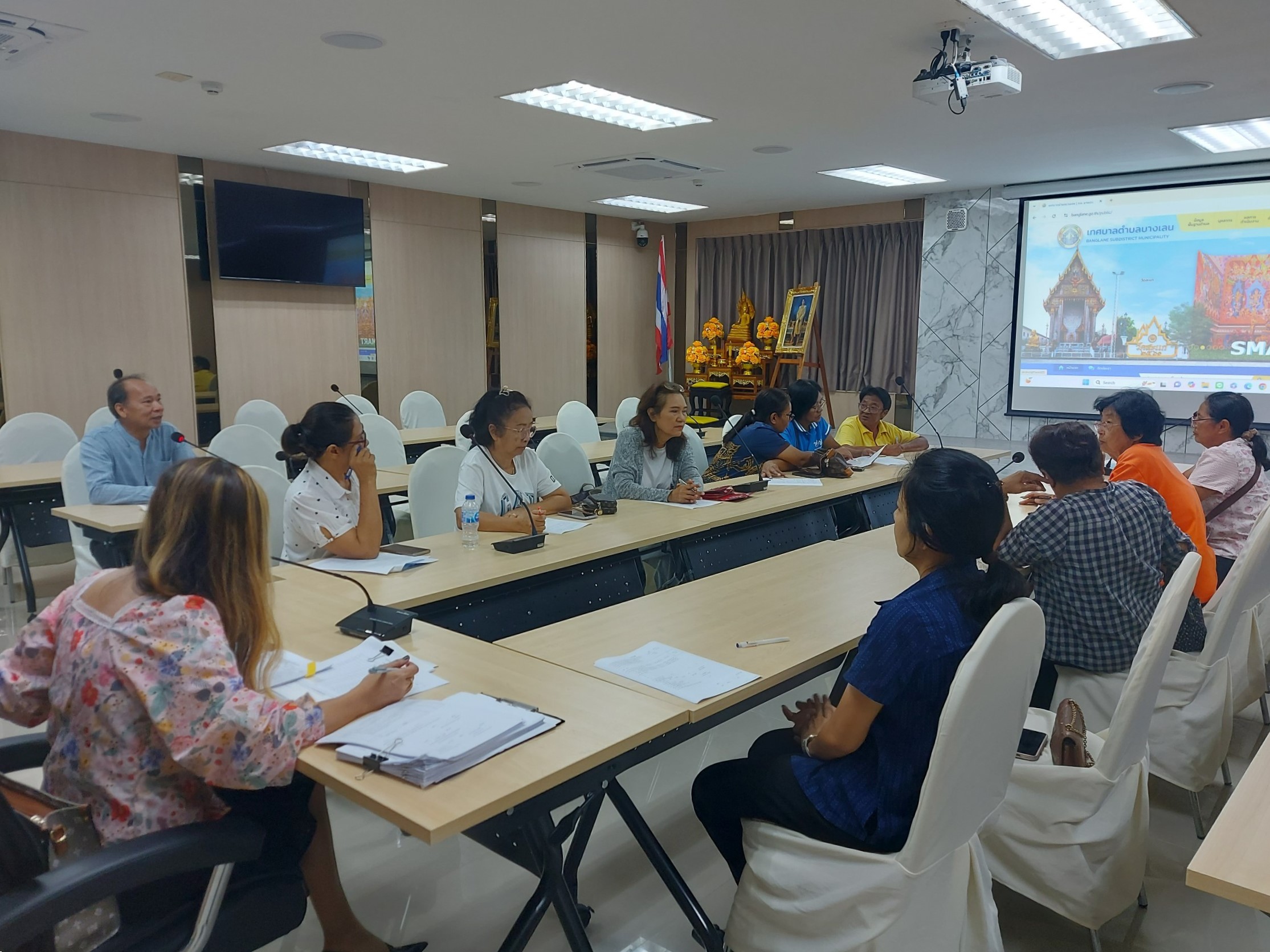 พช.บางใหญ่ ประชุมคัดเลือกคณะทำงานขับเคลื่อนกองทุนพัฒนาบทบาทสตรี เทศบาลตำบลบางเลน