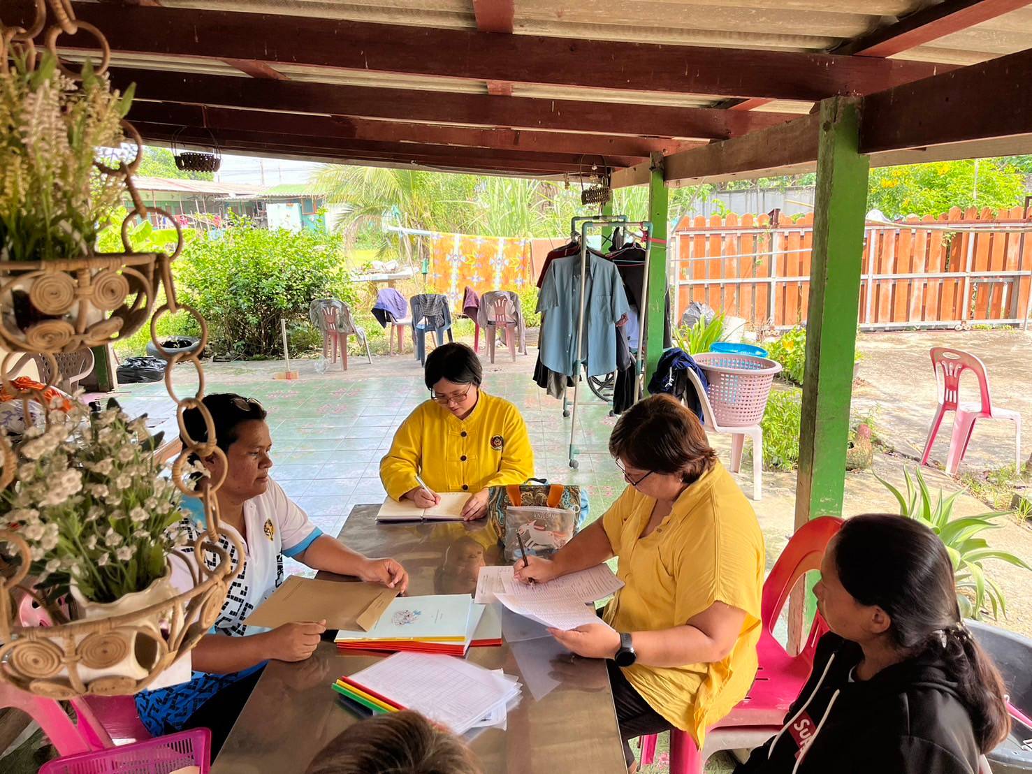 พช.จังหวัดนนทบุรี ติดตามการดำเนินงานกลุ่มออมทรัพย์เพื่อการผลิตในพื้นที่อำเภอไทรน้อย