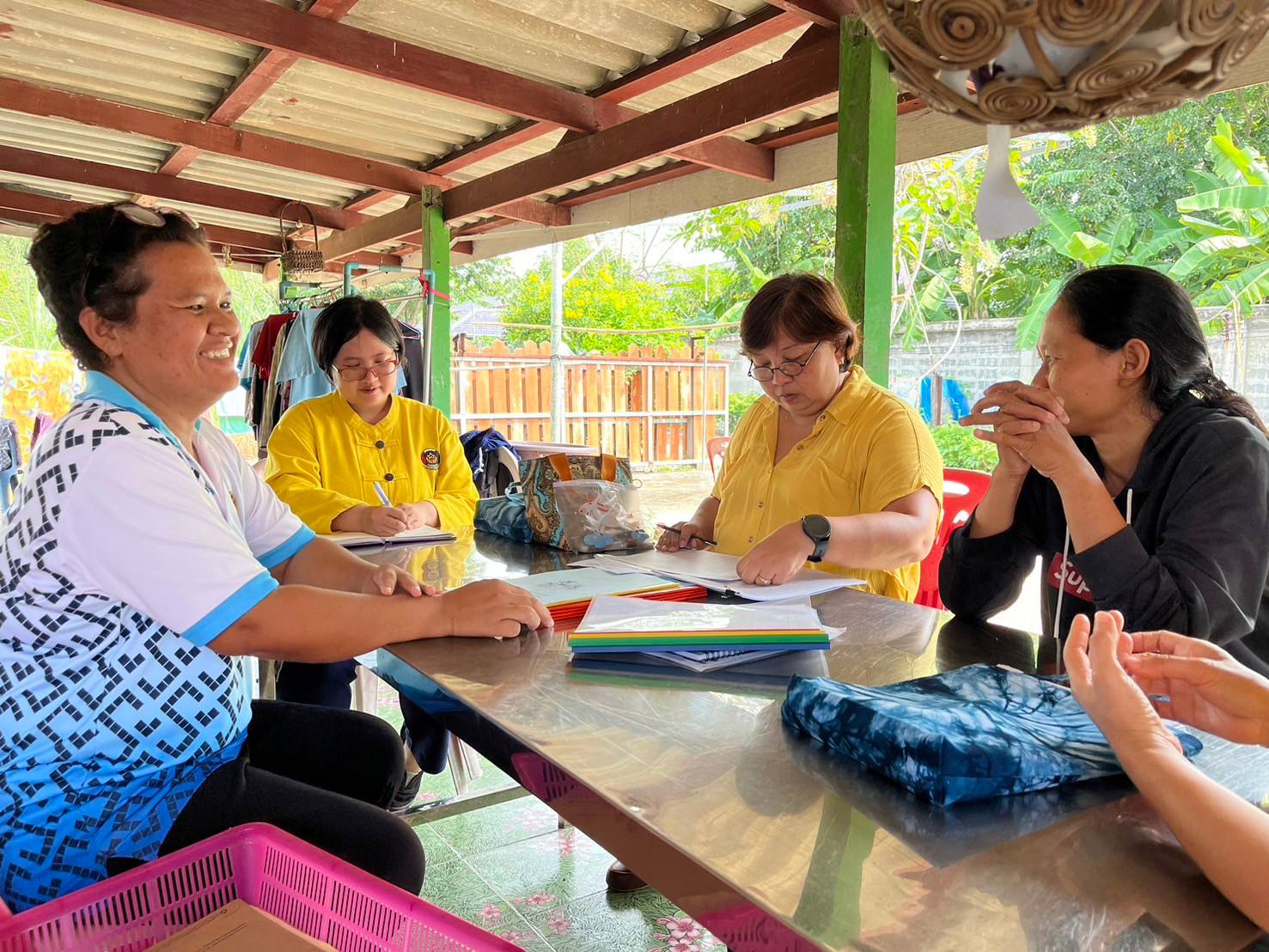 พช.จังหวัดนนทบุรี ติดตามการดำเนินงานกลุ่มออมทรัพย์เพื่อการผลิตในพื้นที่อำเภอไทรน้อย