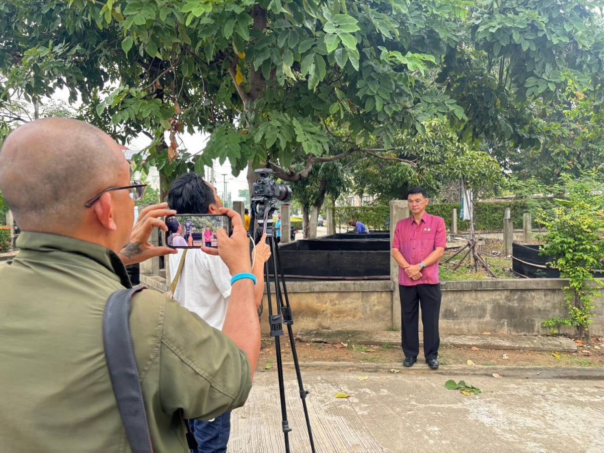 พช.บางกรวย ร่วมถ่ายทำรายการ MMM Magazine on Air ซึ่งออกอากาศทางสถานีโทรทัศน์สีกองทัพบกช่อง 5 เพื่อประชาสัมพันธ์การดำเนินงานโครงการ“ตำบลเข้มแข็ง ตามหลักปรัชญาของเศรษฐกิจพอเพียง” พื้นที่หมู่บ้านบุรีรมย์ หมู่ 5 ตำบลปลายบาง อำเภอบางกรวย จังหวัดนนทบุรี