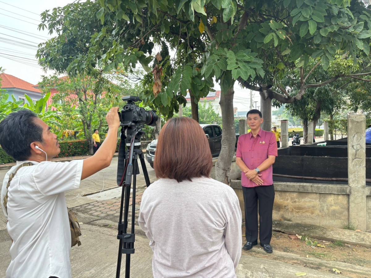 พช.บางกรวย ร่วมถ่ายทำรายการ MMM Magazine on Air ซึ่งออกอากาศทางสถานีโทรทัศน์สีกองทัพบกช่อง 5 เพื่อประชาสัมพันธ์การดำเนินงานโครงการ“ตำบลเข้มแข็ง ตามหลักปรัชญาของเศรษฐกิจพอเพียง” พื้นที่หมู่บ้านบุรีรมย์ หมู่ 5 ตำบลปลายบาง อำเภอบางกรวย จังหวัดนนทบุรี