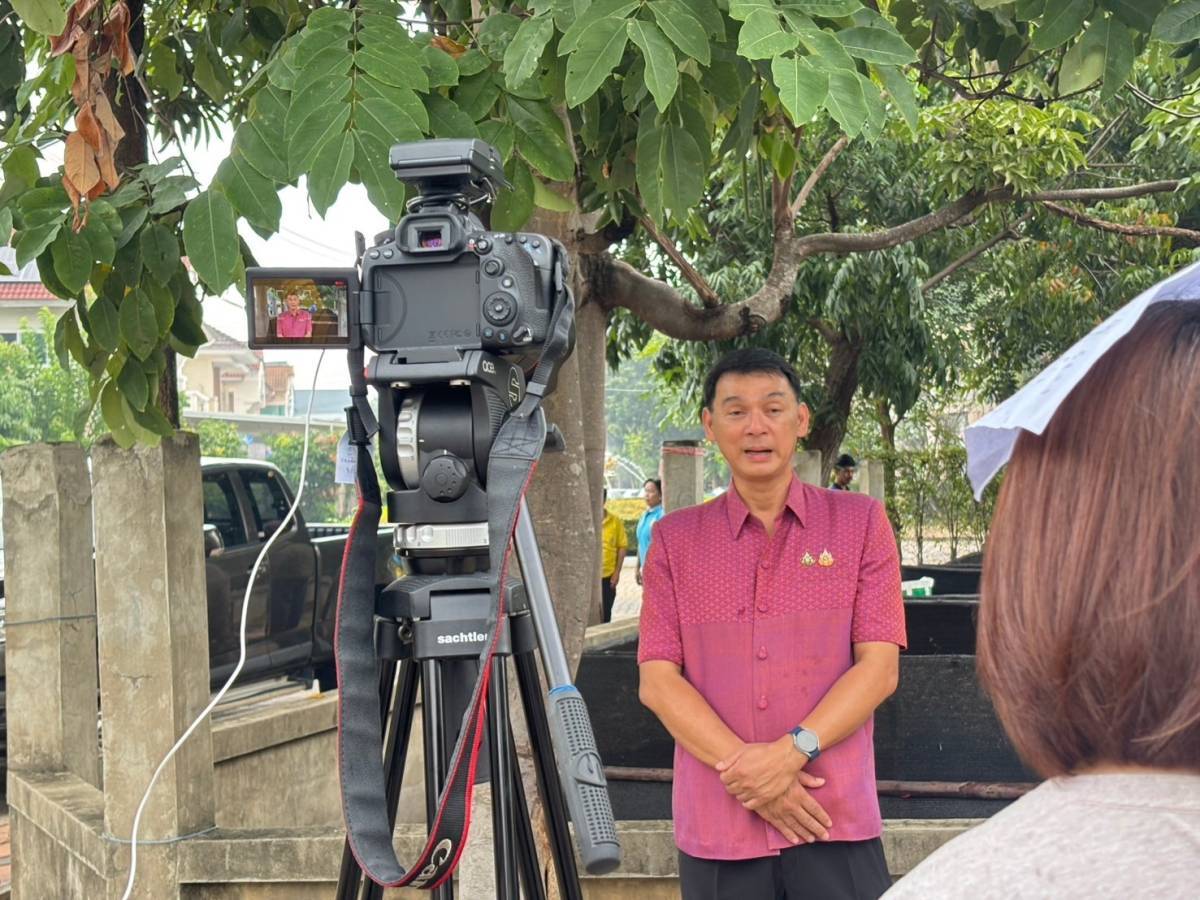 พช.บางกรวย ร่วมถ่ายทำรายการ MMM Magazine on Air ซึ่งออกอากาศทางสถานีโทรทัศน์สีกองทัพบกช่อง 5 เพื่อประชาสัมพันธ์การดำเนินงานโครงการ“ตำบลเข้มแข็ง ตามหลักปรัชญาของเศรษฐกิจพอเพียง” พื้นที่หมู่บ้านบุรีรมย์ หมู่ 5 ตำบลปลายบาง อำเภอบางกรวย จังหวัดนนทบุรี