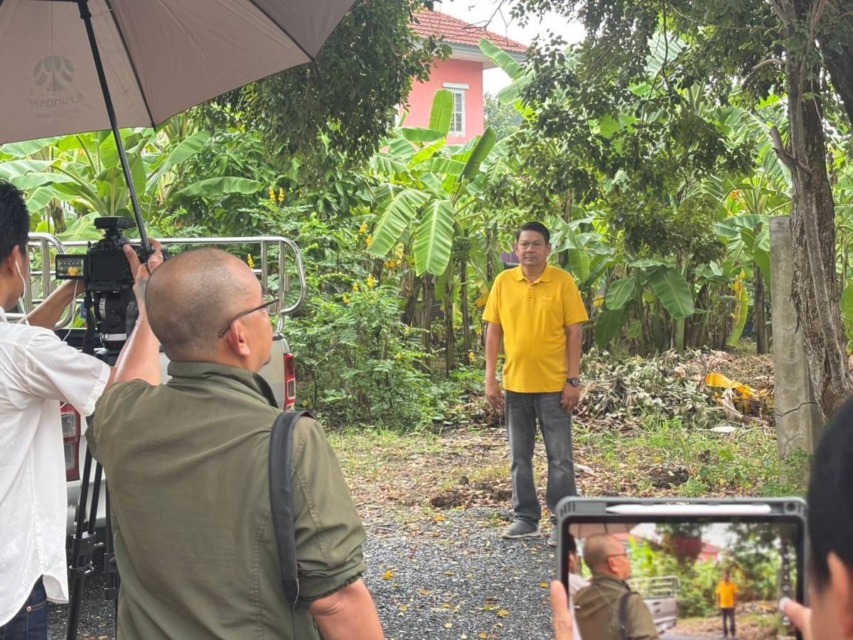 พช.บางกรวย ร่วมถ่ายทำรายการ MMM Magazine on Air ซึ่งออกอากาศทางสถานีโทรทัศน์สีกองทัพบกช่อง 5 เพื่อประชาสัมพันธ์การดำเนินงานโครงการ“ตำบลเข้มแข็ง ตามหลักปรัชญาของเศรษฐกิจพอเพียง” พื้นที่หมู่บ้านบุรีรมย์ หมู่ 5 ตำบลปลายบาง อำเภอบางกรวย จังหวัดนนทบุรี