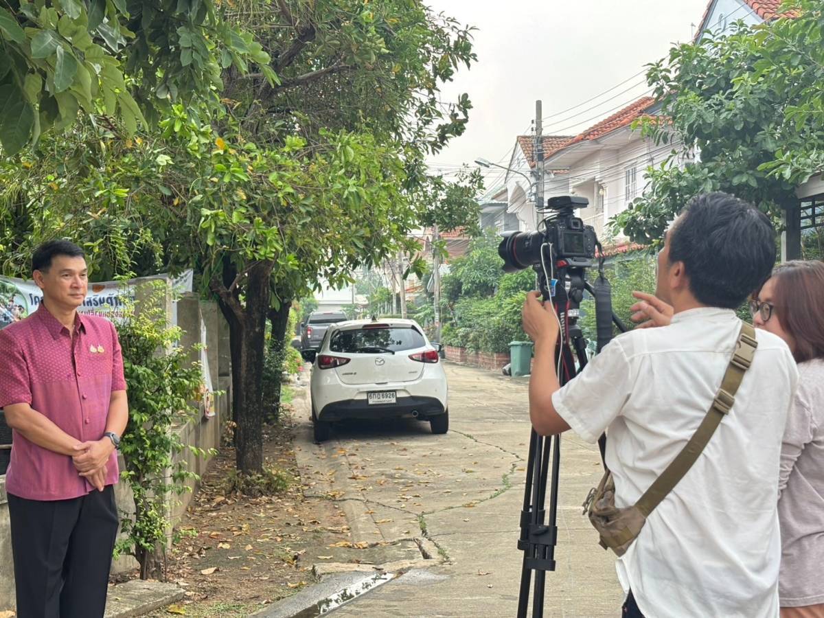 พช.บางกรวย ร่วมถ่ายทำรายการ MMM Magazine on Air ซึ่งออกอากาศทางสถานีโทรทัศน์สีกองทัพบกช่อง 5 เพื่อประชาสัมพันธ์การดำเนินงานโครงการ“ตำบลเข้มแข็ง ตามหลักปรัชญาของเศรษฐกิจพอเพียง” พื้นที่หมู่บ้านบุรีรมย์ หมู่ 5 ตำบลปลายบาง อำเภอบางกรวย จังหวัดนนทบุรี