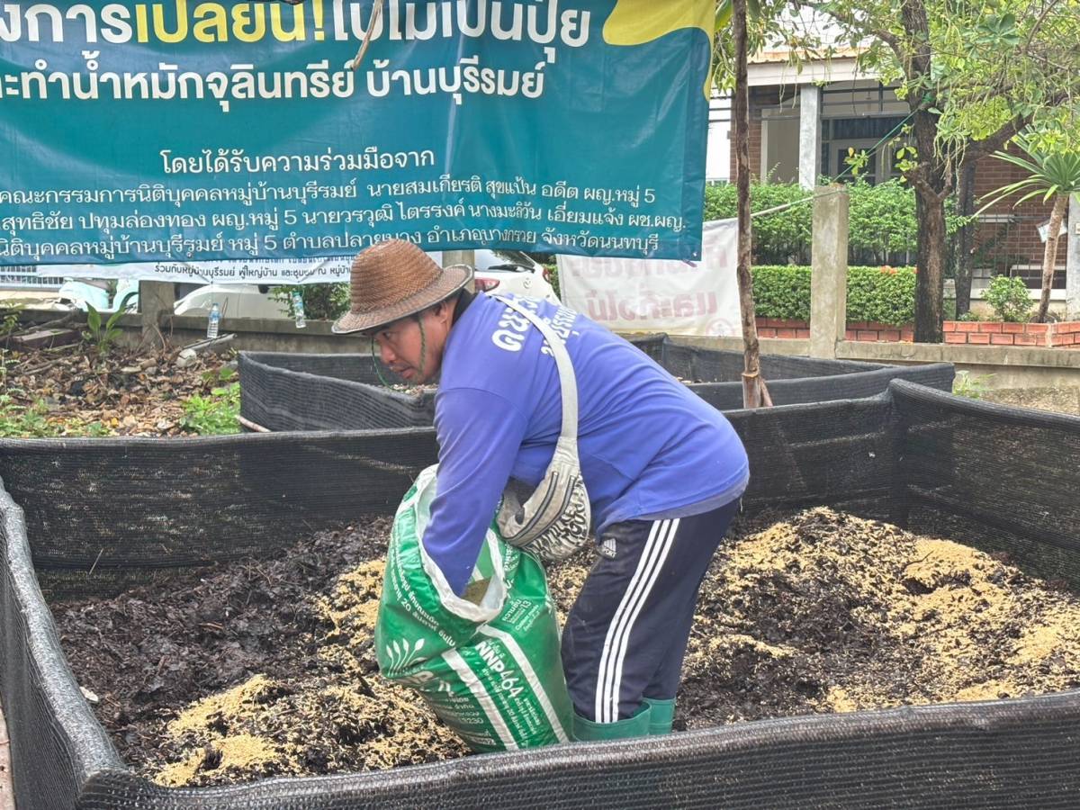 พช.บางกรวย ร่วมถ่ายทำรายการ MMM Magazine on Air ซึ่งออกอากาศทางสถานีโทรทัศน์สีกองทัพบกช่อง 5 เพื่อประชาสัมพันธ์การดำเนินงานโครงการ“ตำบลเข้มแข็ง ตามหลักปรัชญาของเศรษฐกิจพอเพียง” พื้นที่หมู่บ้านบุรีรมย์ หมู่ 5 ตำบลปลายบาง อำเภอบางกรวย จังหวัดนนทบุรี