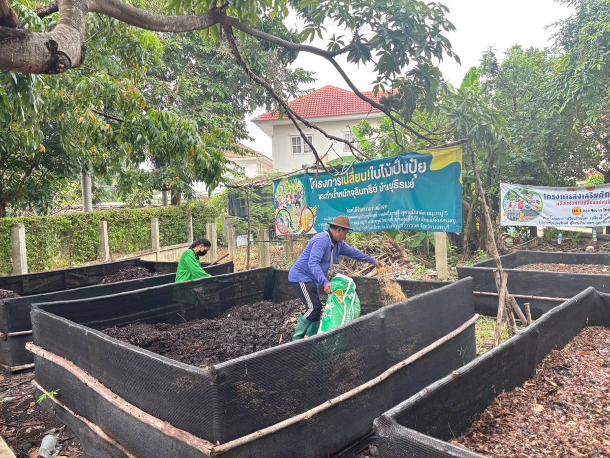 พช.บางกรวย ร่วมถ่ายทำรายการ MMM Magazine on Air ซึ่งออกอากาศทางสถานีโทรทัศน์สีกองทัพบกช่อง 5 เพื่อประชาสัมพันธ์การดำเนินงานโครงการ“ตำบลเข้มแข็ง ตามหลักปรัชญาของเศรษฐกิจพอเพียง” พื้นที่หมู่บ้านบุรีรมย์ หมู่ 5 ตำบลปลายบาง อำเภอบางกรวย จังหวัดนนทบุรี