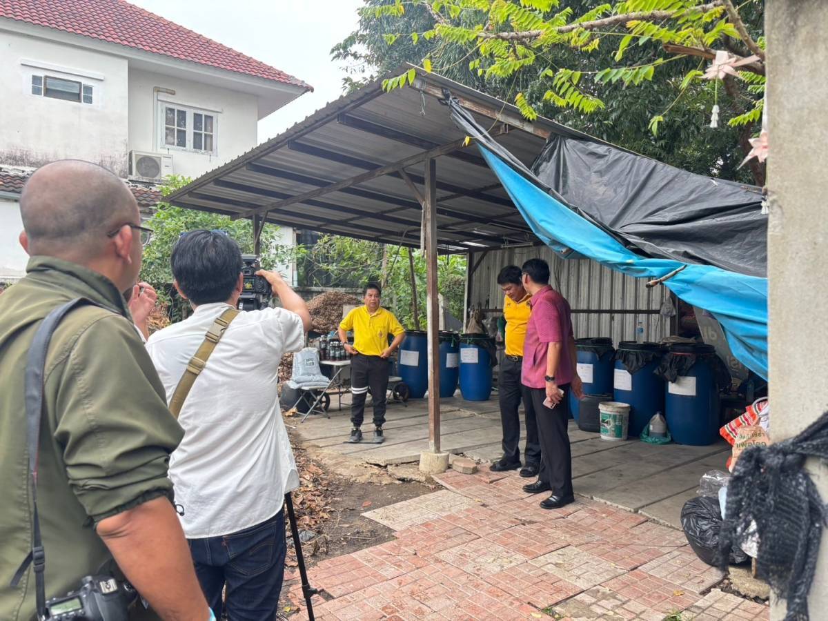 พช.บางกรวย ร่วมถ่ายทำรายการ MMM Magazine on Air ซึ่งออกอากาศทางสถานีโทรทัศน์สีกองทัพบกช่อง 5 เพื่อประชาสัมพันธ์การดำเนินงานโครงการ“ตำบลเข้มแข็ง ตามหลักปรัชญาของเศรษฐกิจพอเพียง” พื้นที่หมู่บ้านบุรีรมย์ หมู่ 5 ตำบลปลายบาง อำเภอบางกรวย จังหวัดนนทบุรี