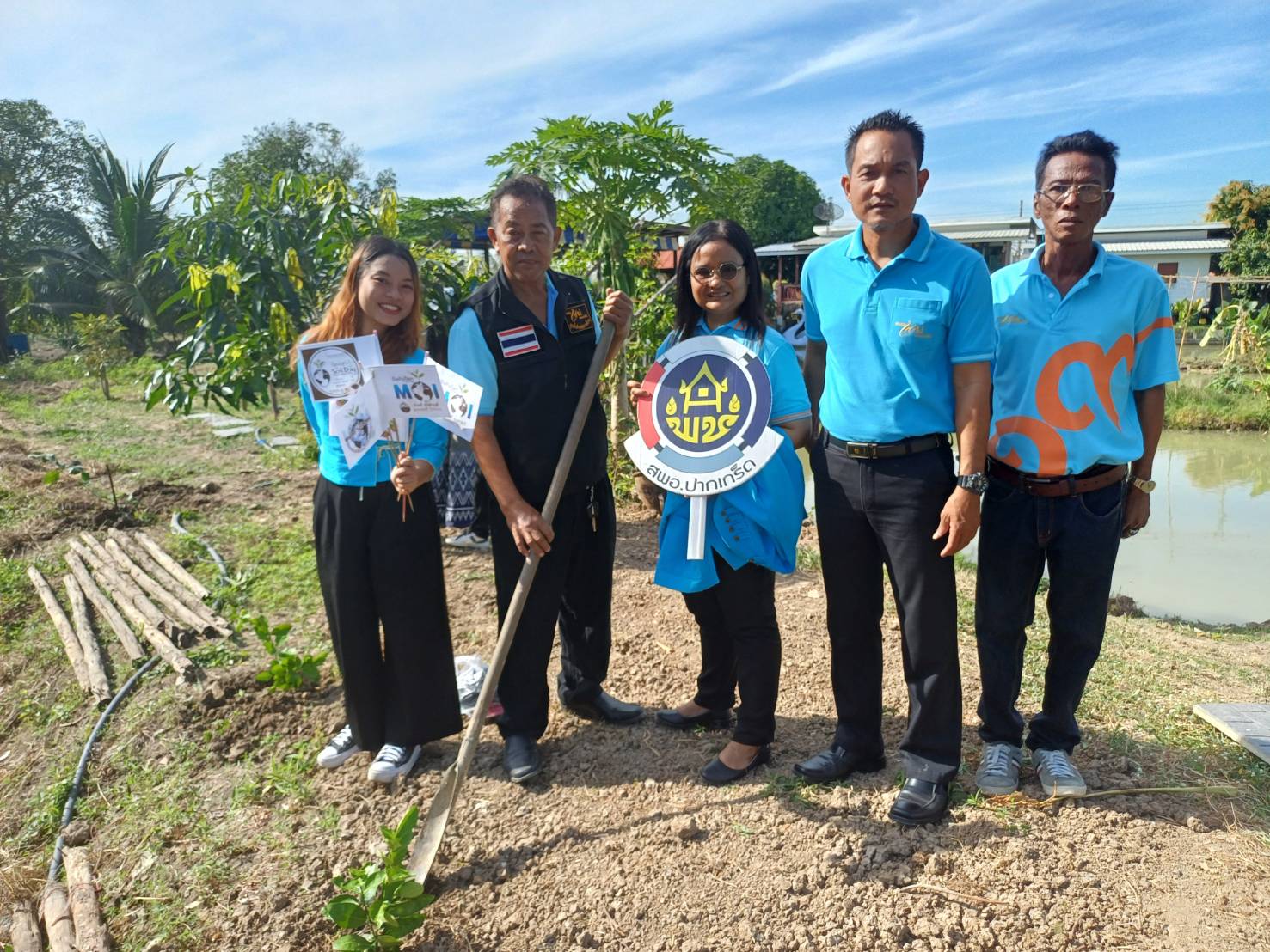 พช.ปากเกร็ด พร้อมกับภาคีเครือข่ายกองทุนแม่ของแผ่นดินอำเภอปากเกร็ด จัดงาน ”2 ทศวรรษ กองทุนแม่ของแผ่นดิน ครอบครัวอบอุ่น ชุมชนเข้มแข็ง” ร่วมกับกิจกรรม “ผู้นำต้องทำก่อน” การปลูกผักสวนครัวเพื่อสร้างความมั่นคงทางอาหาร