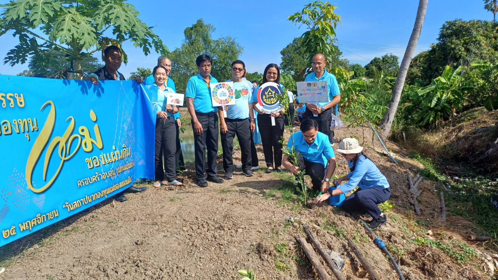 พช.ปากเกร็ด พร้อมกับภาคีเครือข่ายกองทุนแม่ของแผ่นดินอำเภอปากเกร็ด จัดงาน ”2 ทศวรรษ กองทุนแม่ของแผ่นดิน ครอบครัวอบอุ่น ชุมชนเข้มแข็ง” ร่วมกับกิจกรรม “ผู้นำต้องทำก่อน” การปลูกผักสวนครัวเพื่อสร้างความมั่นคงทางอาหาร