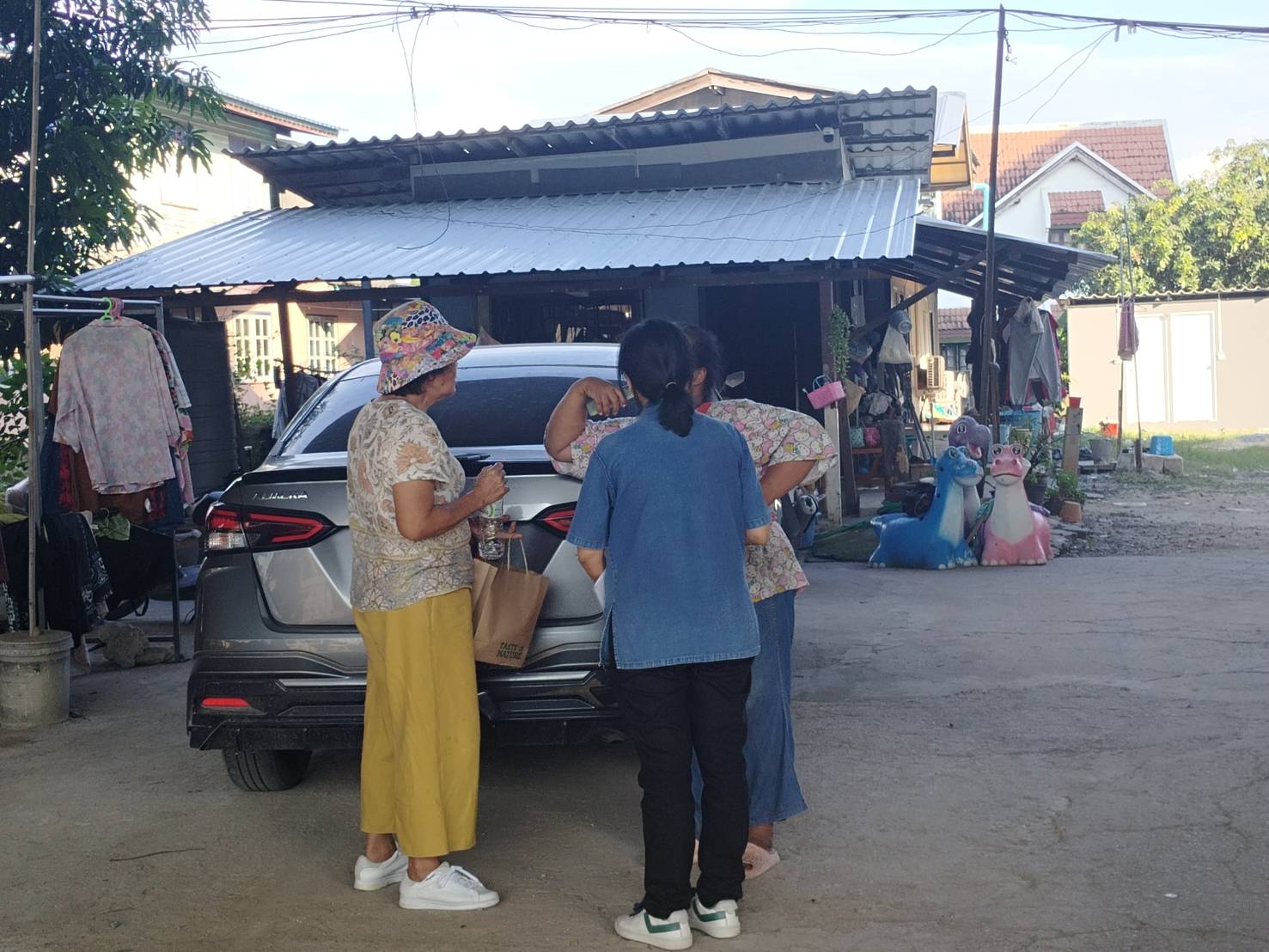 พช.ปากเกร็ด ลงพื้นที่ตรวจเยี่ยมสมาชิกกองทุนพัฒนาบทบาทสตรี