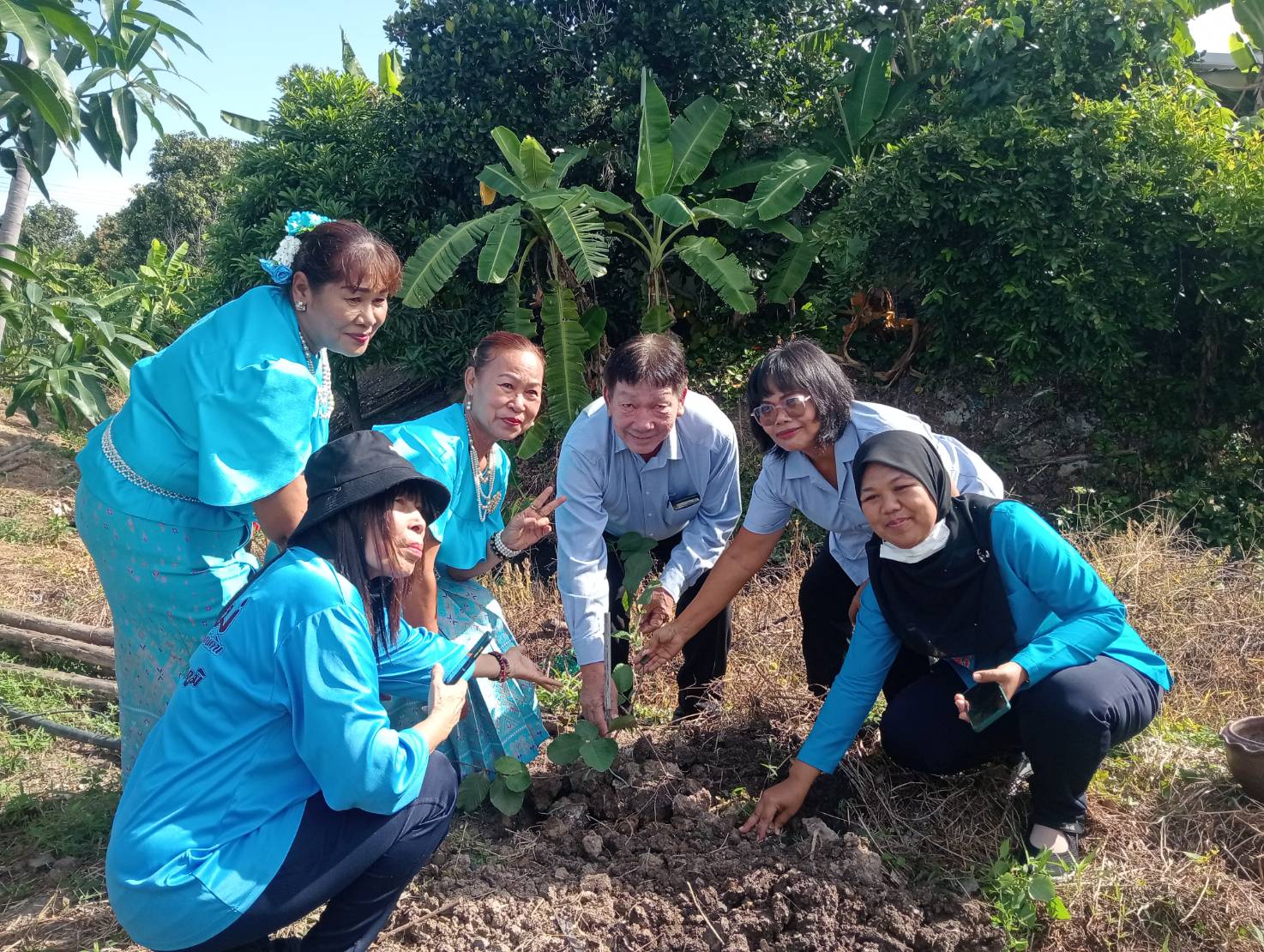 พช.ปากเกร็ด พร้อมกับภาคีเครือข่ายกองทุนแม่ของแผ่นดินอำเภอปากเกร็ด จัดงาน ”2 ทศวรรษ กองทุนแม่ของแผ่นดิน ครอบครัวอบอุ่น ชุมชนเข้มแข็ง” ร่วมกับกิจกรรม “ผู้นำต้องทำก่อน” การปลูกผักสวนครัวเพื่อสร้างความมั่นคงทางอาหาร