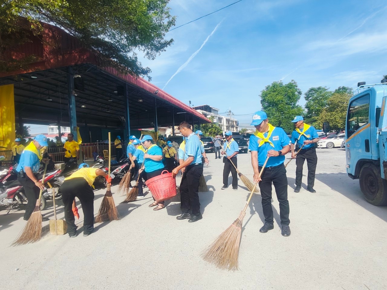 พช.บางกรวย พร้อมกับภาคีเครือข่ายกองทุนแม่ของแผ่นดินอำเภอบางกรวย จัดงาน ”2 ทศวรรษ กองทุนแม่ของแผ่นดิน ครอบครัวอบอุ่น ชุมชนเข้มแข็ง” ร่วมกับกิจกรรมจิตอาสาเราทำความดี ด้วยหัวใจ อำเภอบางกรวย