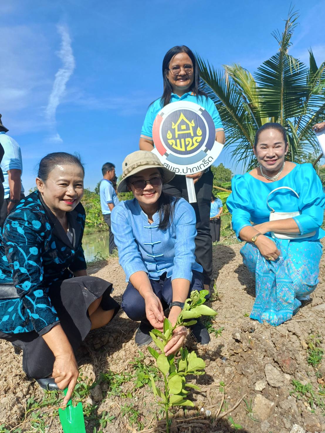 พช.ปากเกร็ด พร้อมกับภาคีเครือข่ายกองทุนแม่ของแผ่นดินอำเภอปากเกร็ด จัดงาน ”2 ทศวรรษ กองทุนแม่ของแผ่นดิน ครอบครัวอบอุ่น ชุมชนเข้มแข็ง” ร่วมกับกิจกรรม “ผู้นำต้องทำก่อน” การปลูกผักสวนครัวเพื่อสร้างความมั่นคงทางอาหาร