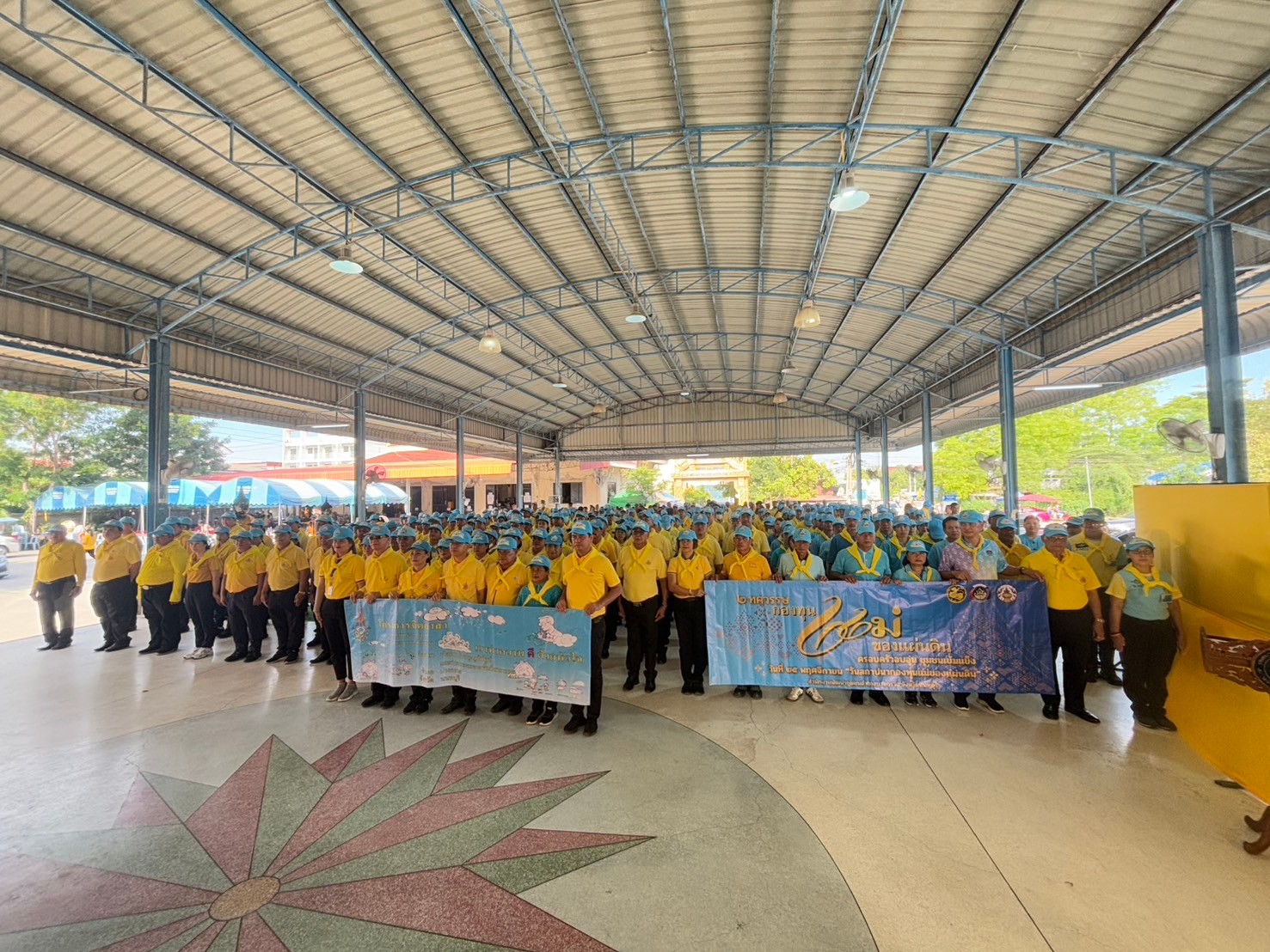 พช.บางกรวย พร้อมกับภาคีเครือข่ายกองทุนแม่ของแผ่นดินอำเภอบางกรวย จัดงาน ”2 ทศวรรษ กองทุนแม่ของแผ่นดิน ครอบครัวอบอุ่น ชุมชนเข้มแข็ง” ร่วมกับกิจกรรมจิตอาสาเราทำความดี ด้วยหัวใจ อำเภอบางกรวย