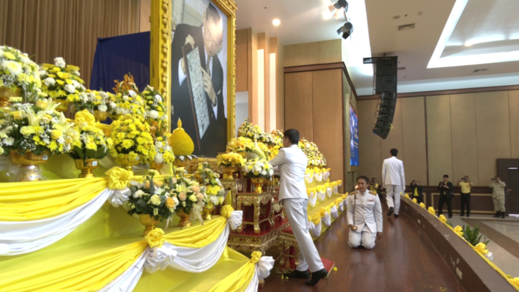 จังหวัดนนทบุรี ร่วมพิธีถวายราชสักการะวางพานพุ่มดอกไม้สดเบื้องหน้าพระบรมฉายาลักษณ์พระบาทสมเด็จพระบรมชนกาธิเบศร มหาภูมิพลอดุลยเดชมหาราช บรมนาถบพิตร เนื่องในวันพระบิดาแห่งฝนหลวง ประจำปี 2567