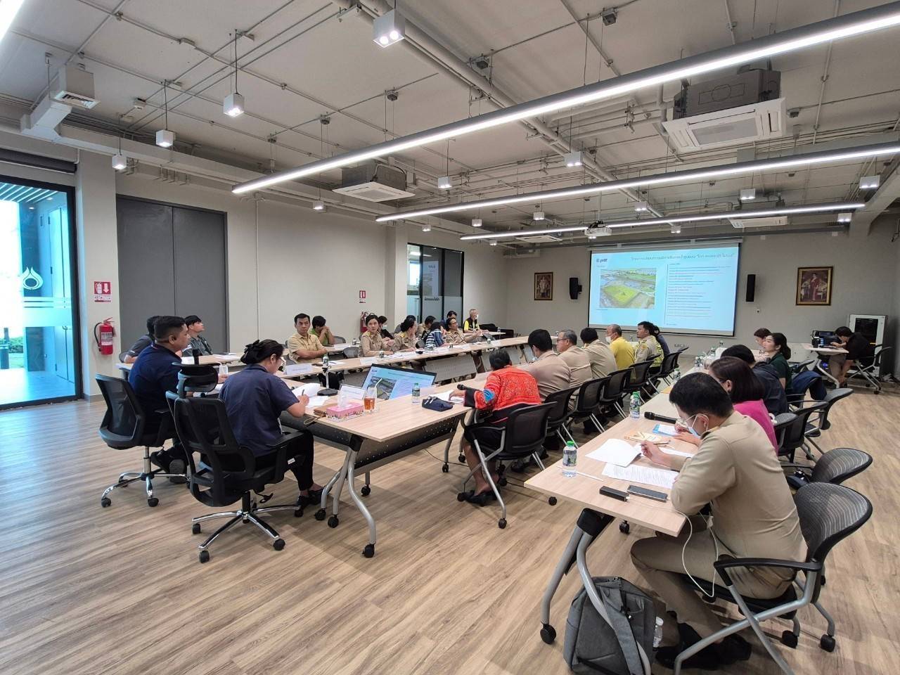 พช.นนท์ ร่วมประชุมเตรียมจัดกิจกรรมเกี่ยวข้าว ปตท. ไทรน้อย รอบ2