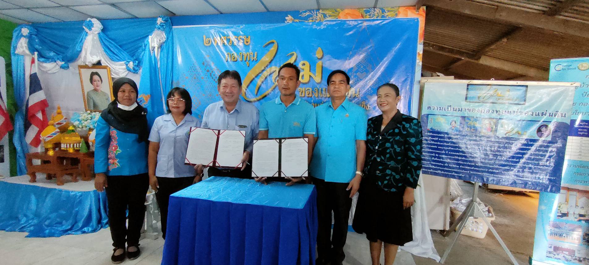 พช.ปากเกร็ด พร้อมกับภาคีเครือข่ายกองทุนแม่ของแผ่นดินอำเภอปากเกร็ด จัดงาน ”2 ทศวรรษ กองทุนแม่ของแผ่นดิน ครอบครัวอบอุ่น ชุมชนเข้มแข็ง” ร่วมกับกิจกรรม “ผู้นำต้องทำก่อน” การปลูกผักสวนครัวเพื่อสร้างความมั่นคงทางอาหาร