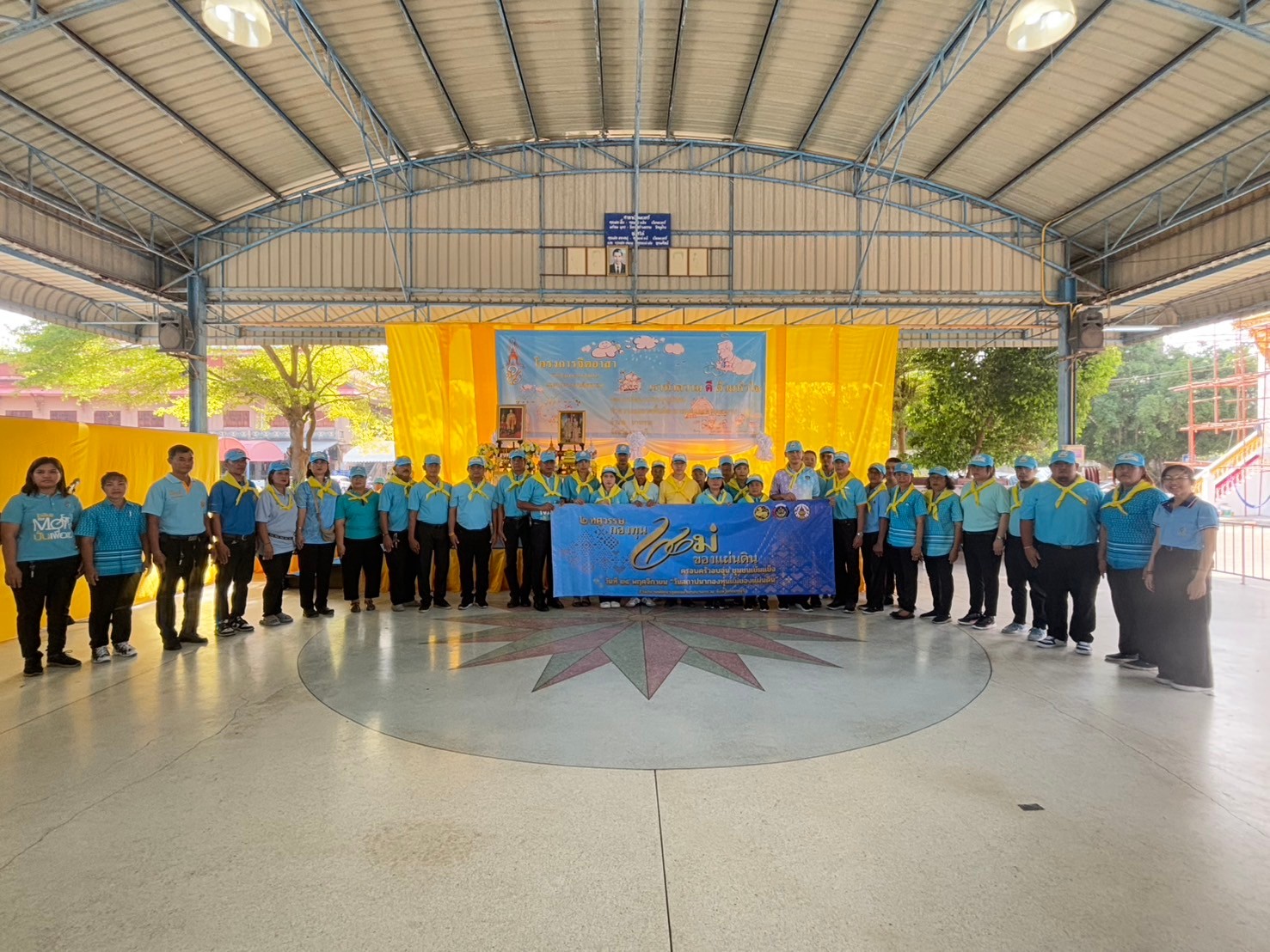 พช.บางกรวย พร้อมกับภาคีเครือข่ายกองทุนแม่ของแผ่นดินอำเภอบางกรวย จัดงาน ”2 ทศวรรษ กองทุนแม่ของแผ่นดิน ครอบครัวอบอุ่น ชุมชนเข้มแข็ง” ร่วมกับกิจกรรมจิตอาสาเราทำความดี ด้วยหัวใจ อำเภอบางกรวย